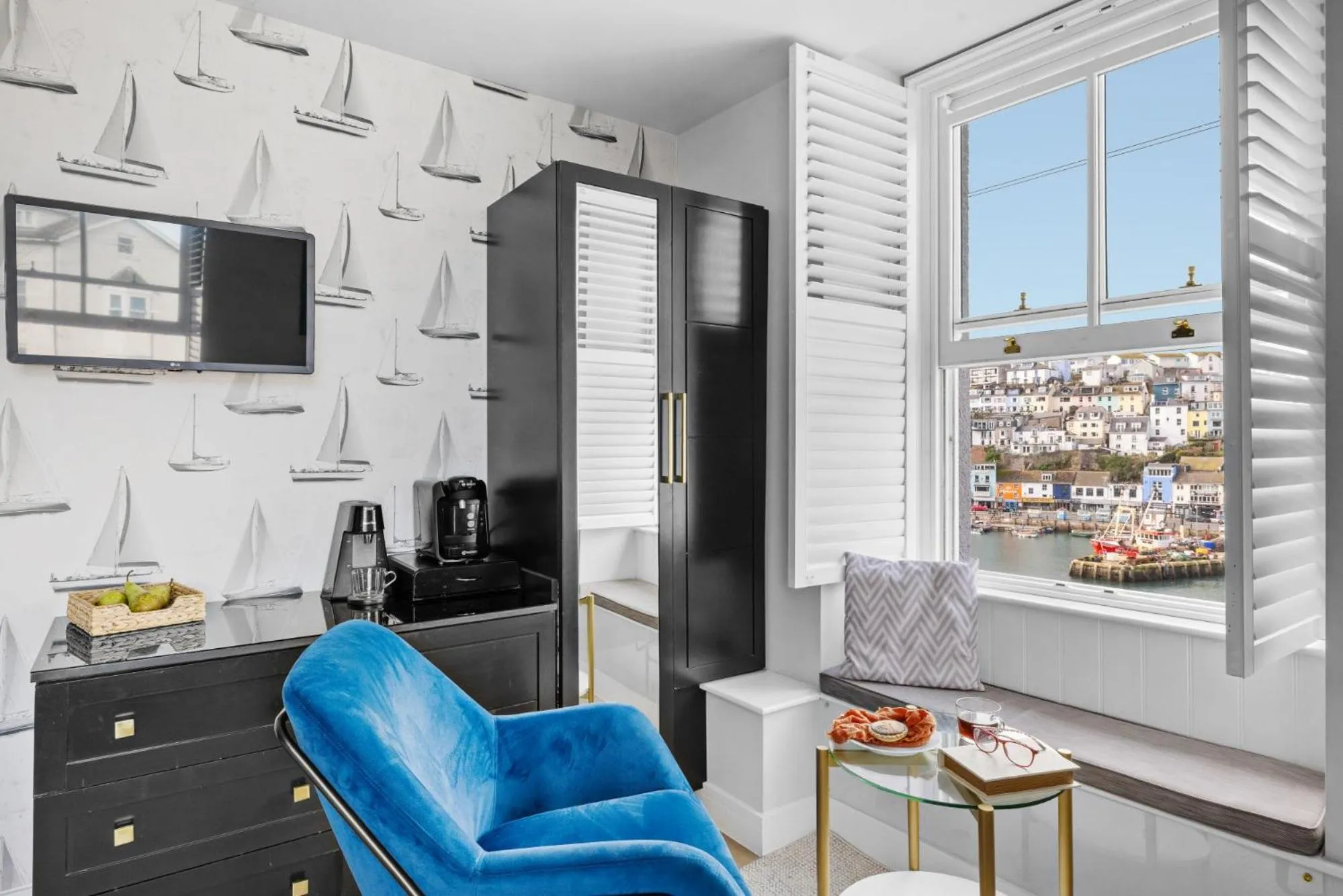 TV and multimedia in Golden Vanity Suite - Sea View - Free Wi-Fi