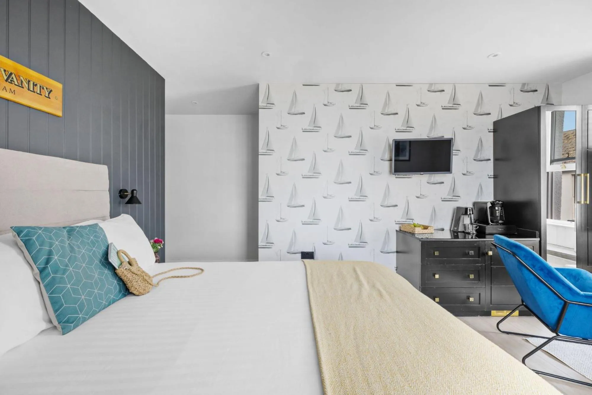 Bed in Golden Vanity Suite - Sea View - Free Wi-Fi