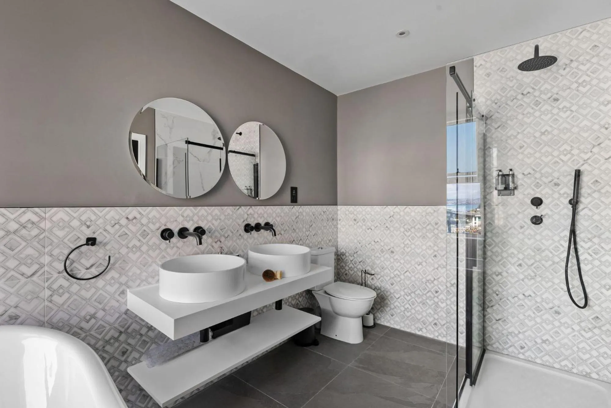 Shower in Leader Suite - Sea View - Free Wi-Fi