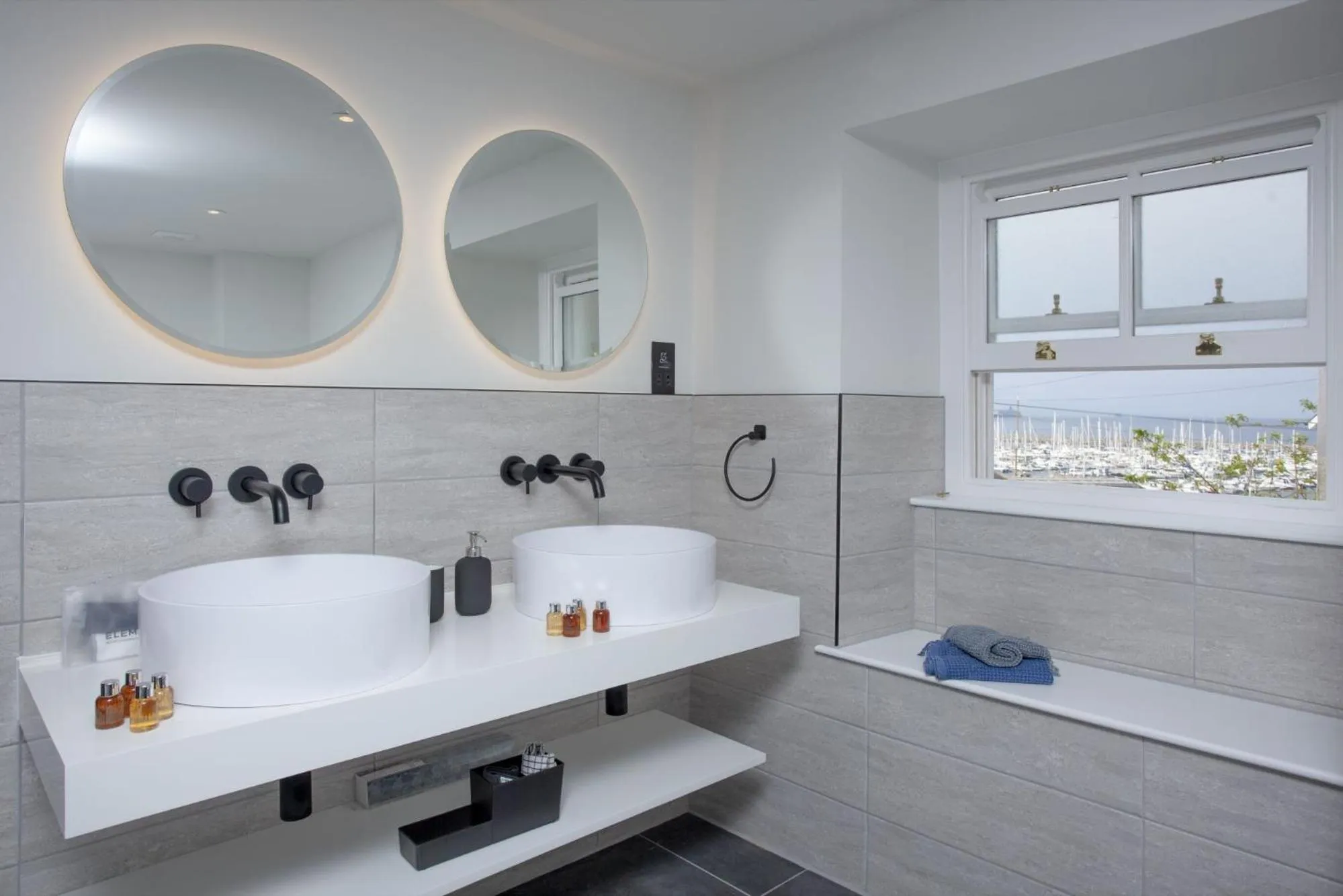 Bathroom in Pilgrim Suite - Sea View - Free Wi-Fi