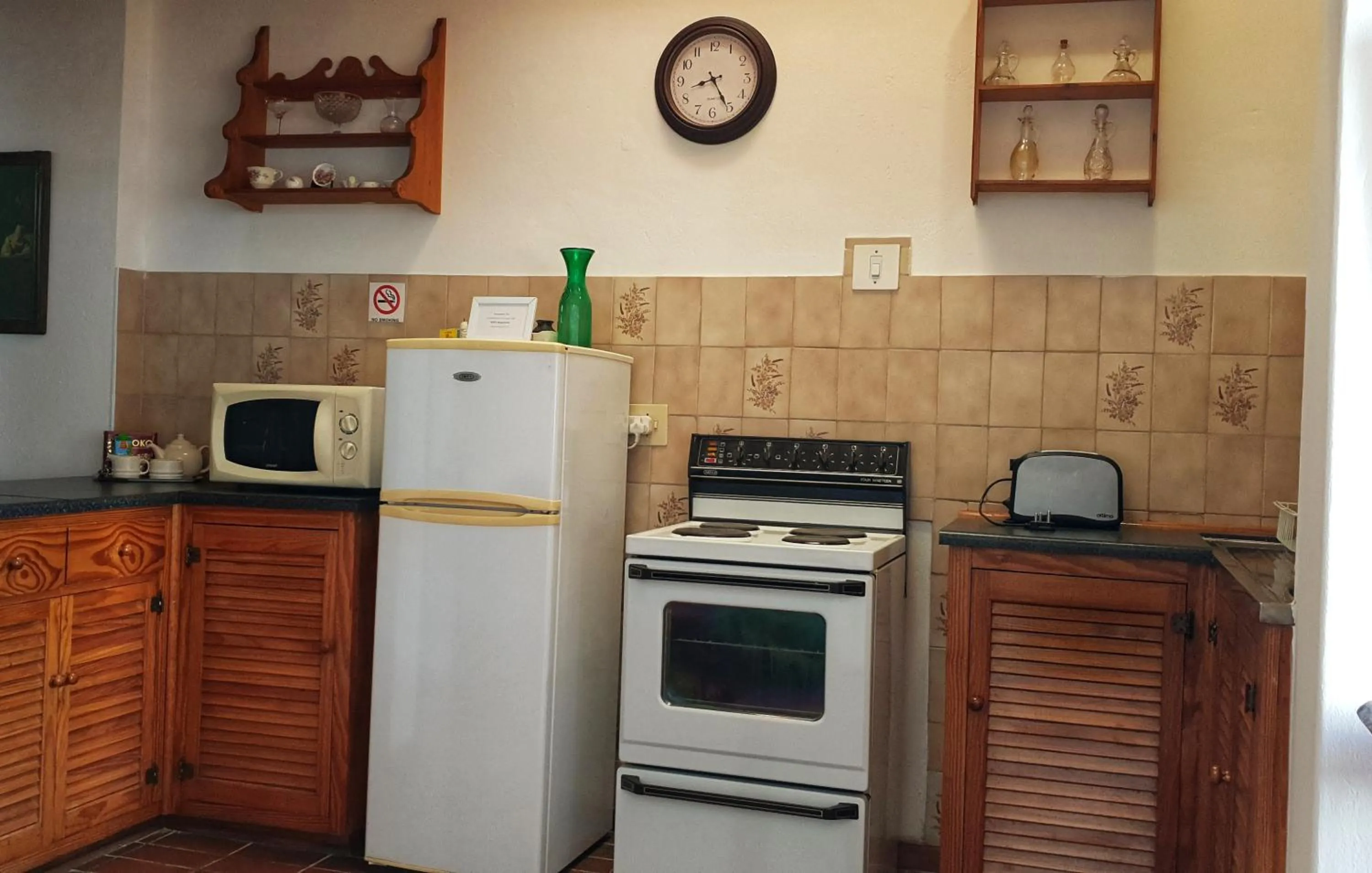 Kitchen or kitchenette in Camdeboo Cottages