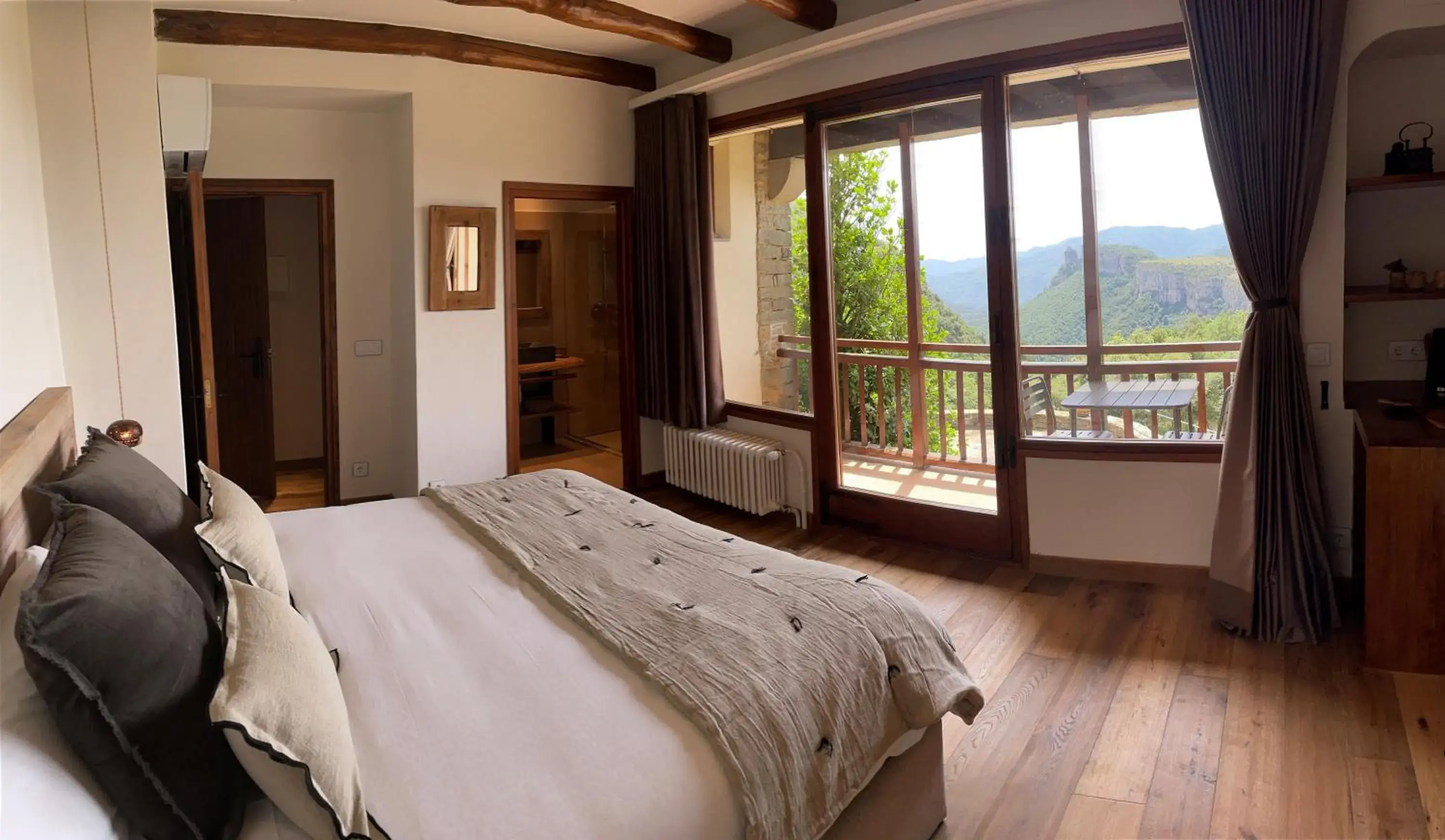 Superior Queen Room in Masia Santa Llúcia Superior Queen Room in Masia Santa Llúcia