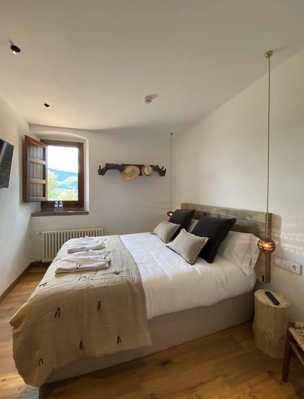 Bedroom, Bed in Masia Santa Llúcia