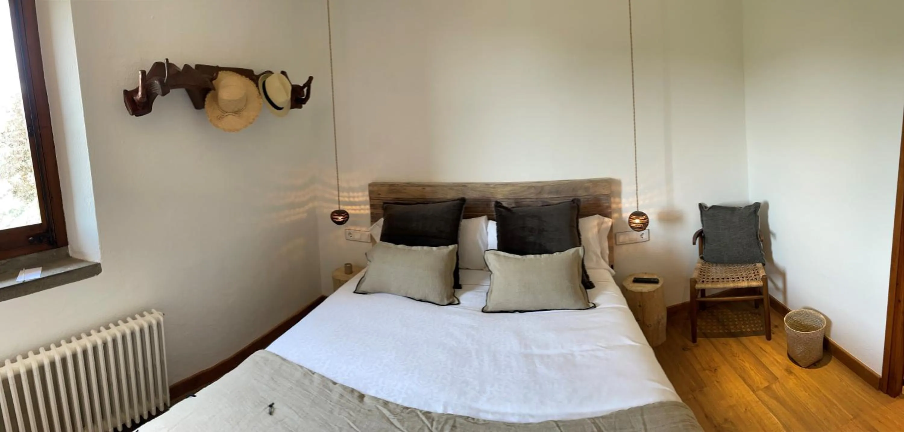 Bedroom, Bed in Masia Santa Llúcia