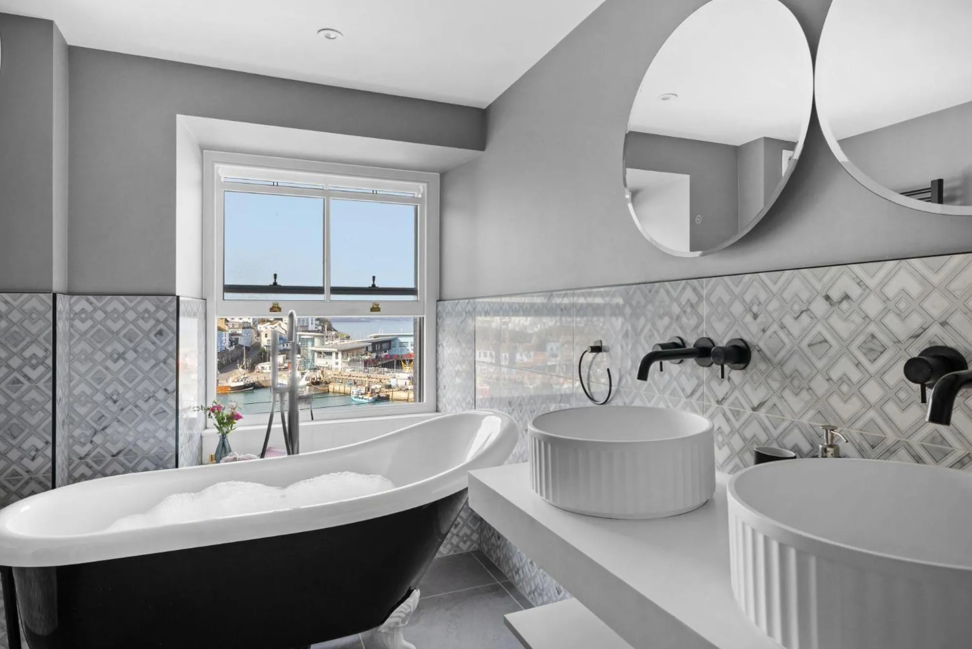 Shower in Vigilance Suite - Free Wi-Fi - Sea View