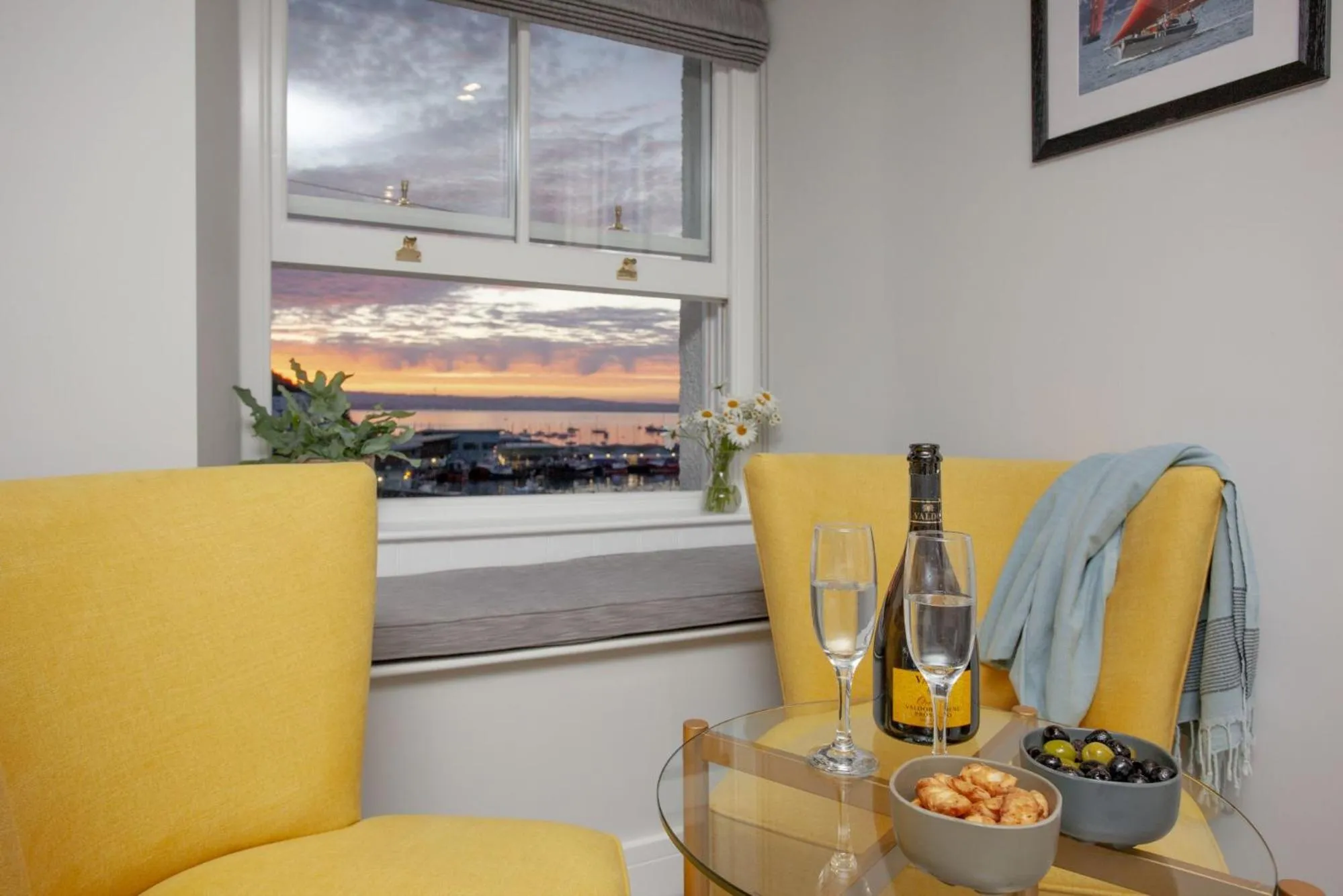 Seating area in Vigilance Suite - Free Wi-Fi - Sea View