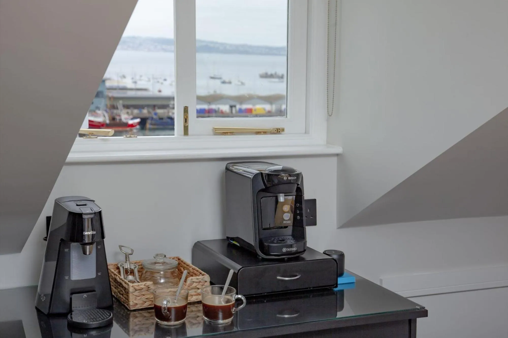 Coffee/tea facilities in Provident Suite - Free Wi-Fi - Sea View
