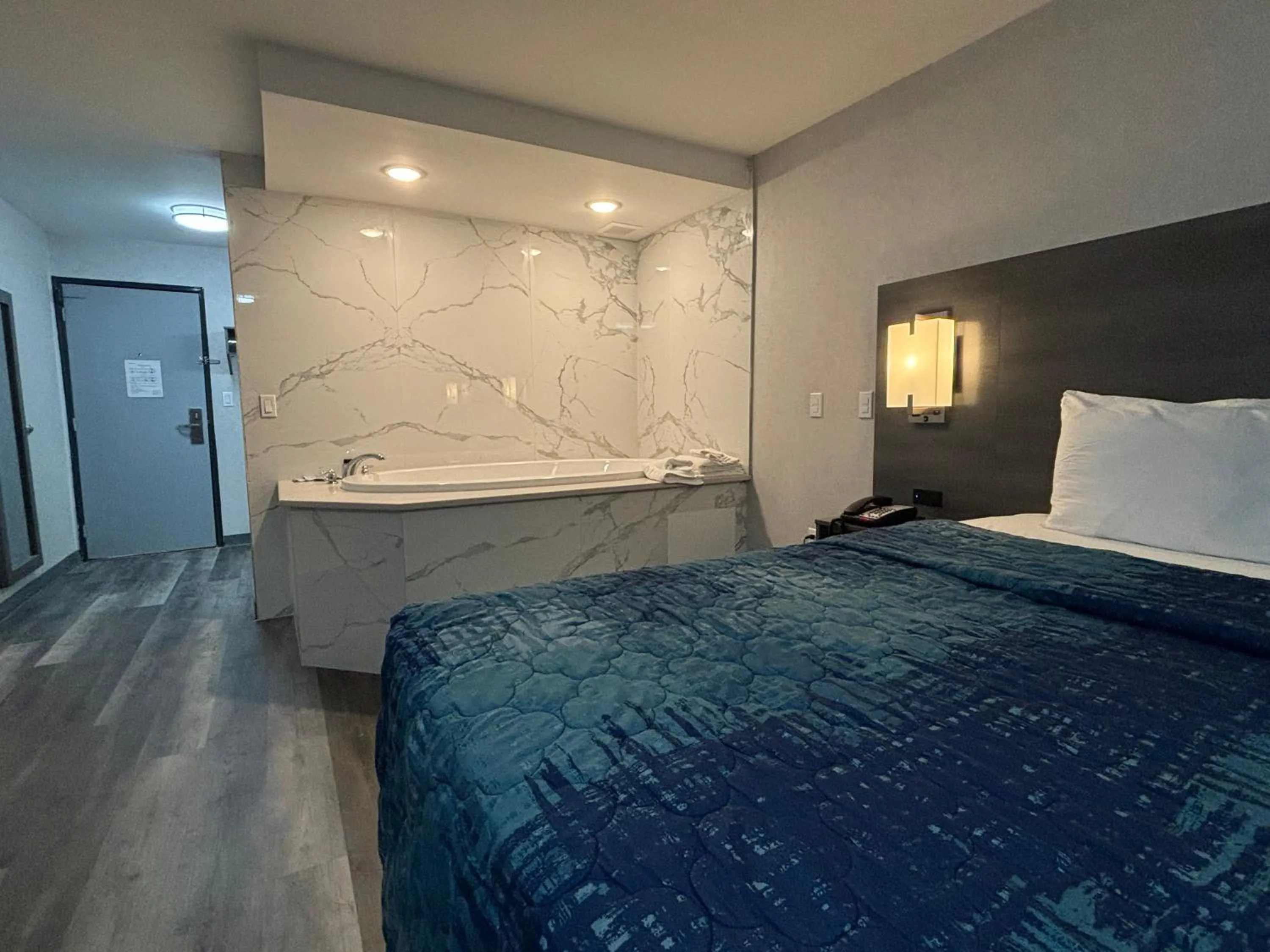 Hot Tub, Bed in The Wayne Inn