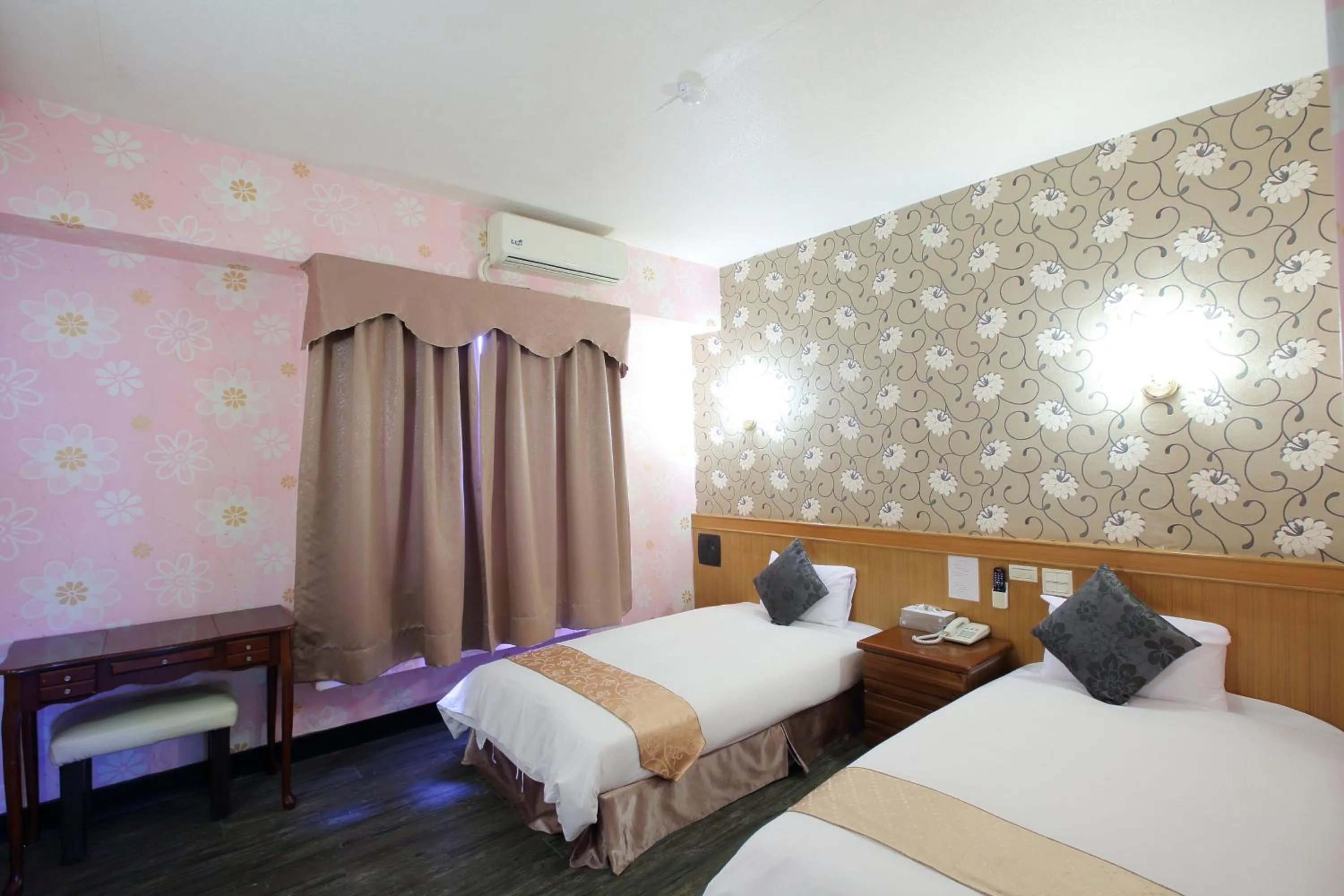 Bed in Chiayi Crown Hotel