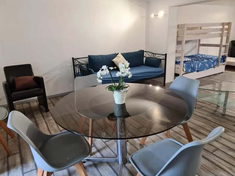 Seating area in Au Soleil Boulonnais