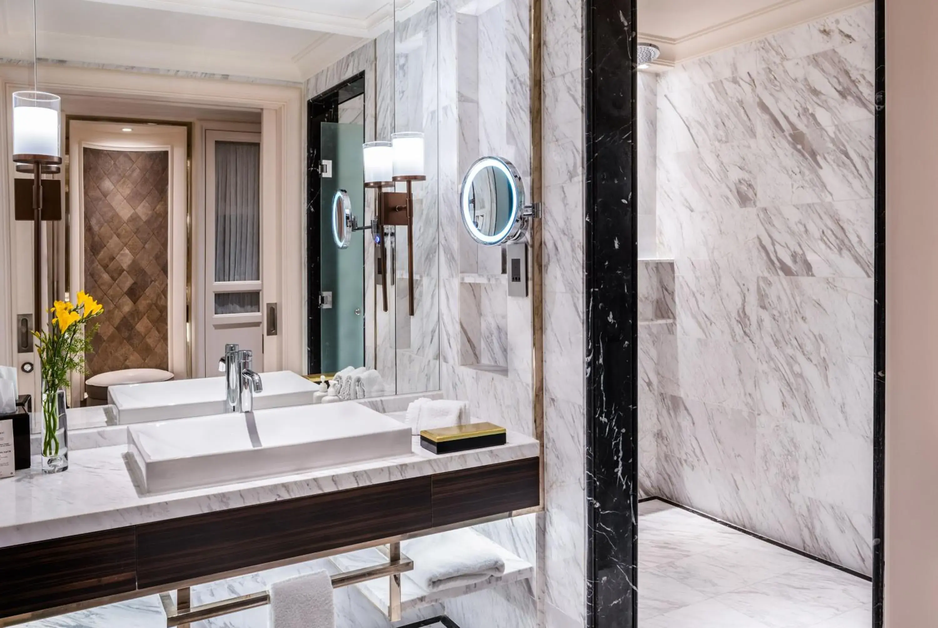 Signature Twin Room - Lounge Access in Caravelle Saigon Signature Twin Room - Lounge Access in Caravelle Saigon