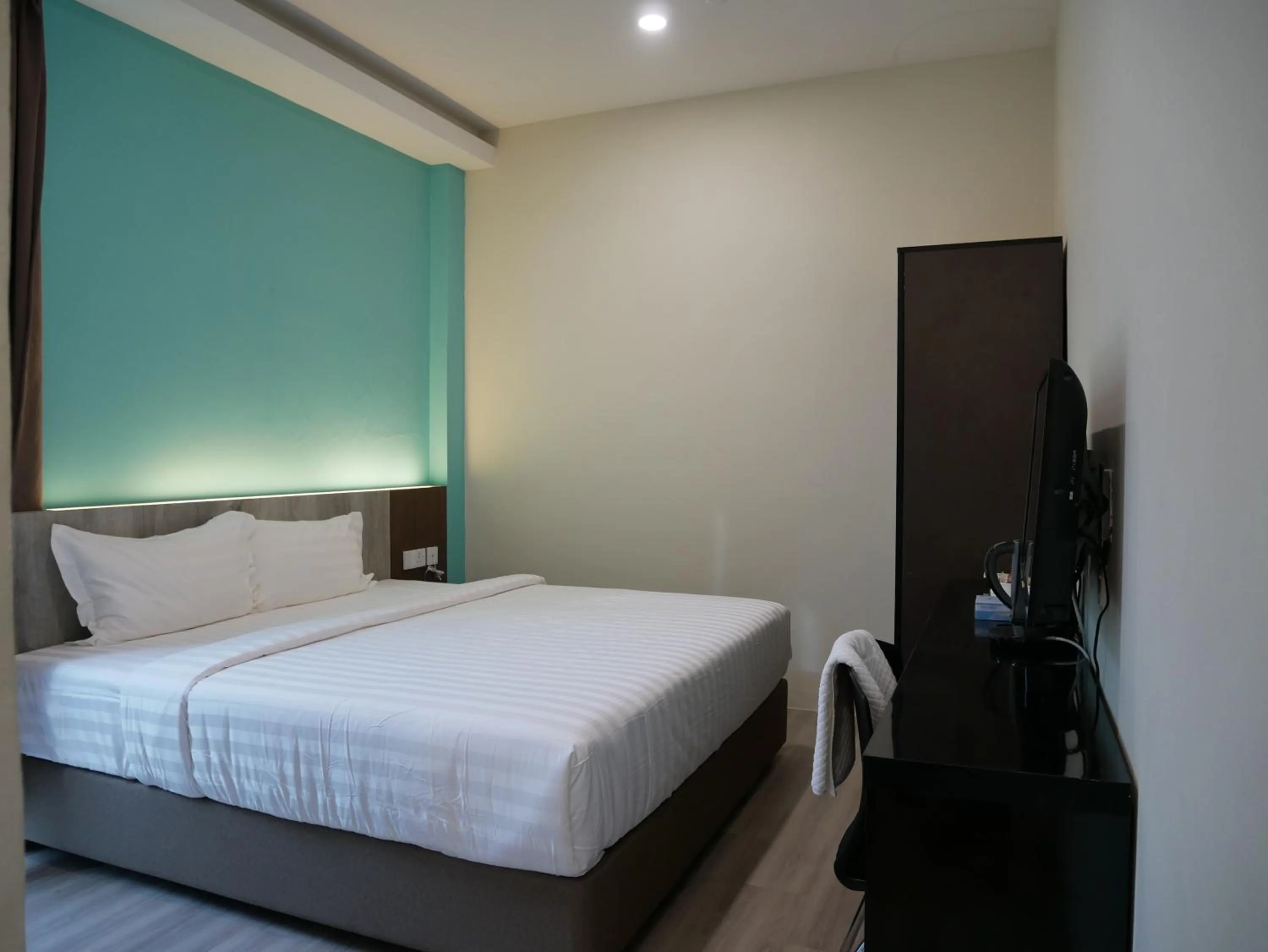 Photo of the whole room, Bed in Pantai Regal City Hotel