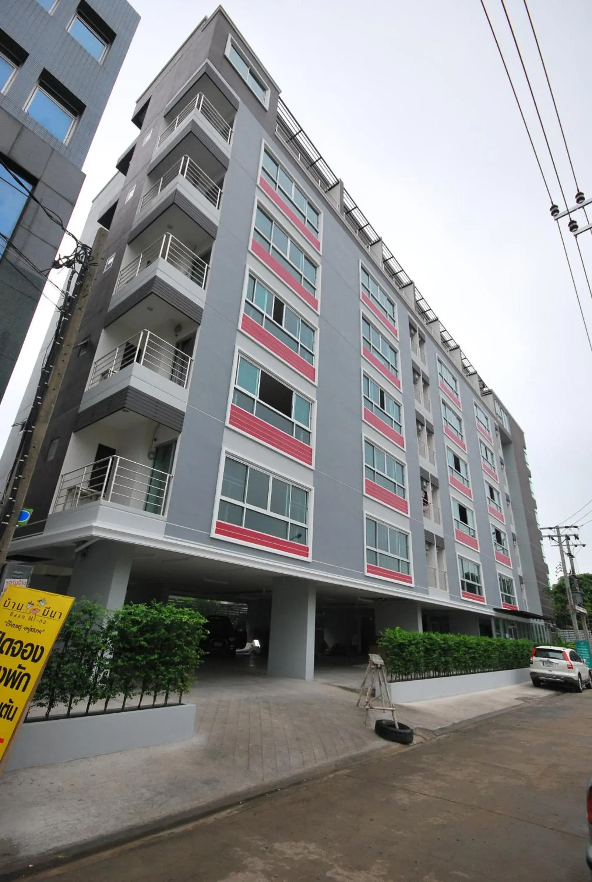 Facade/entrance in Baan Mina Facade/entrance in Baan Mina