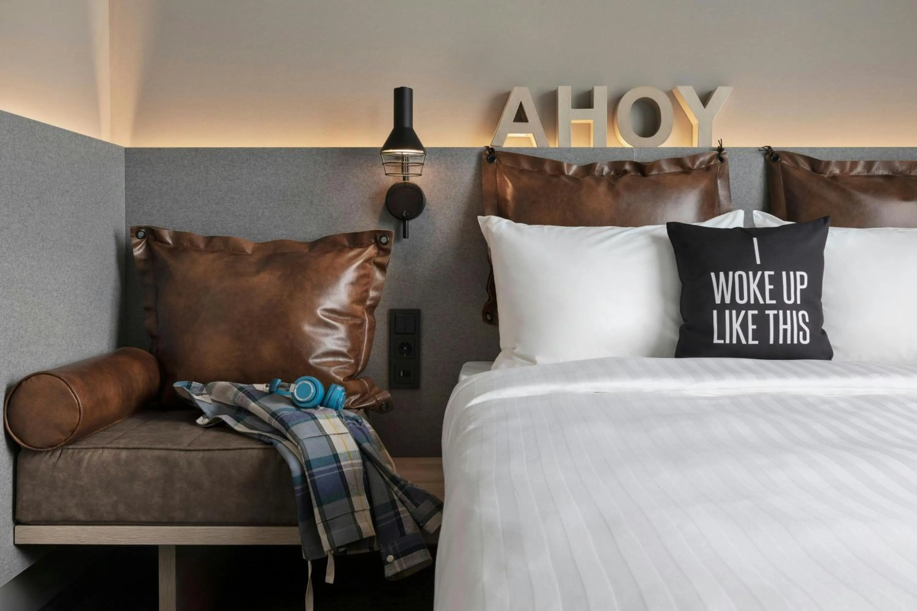 Photo of the whole room, Bed in Moxy Bremen