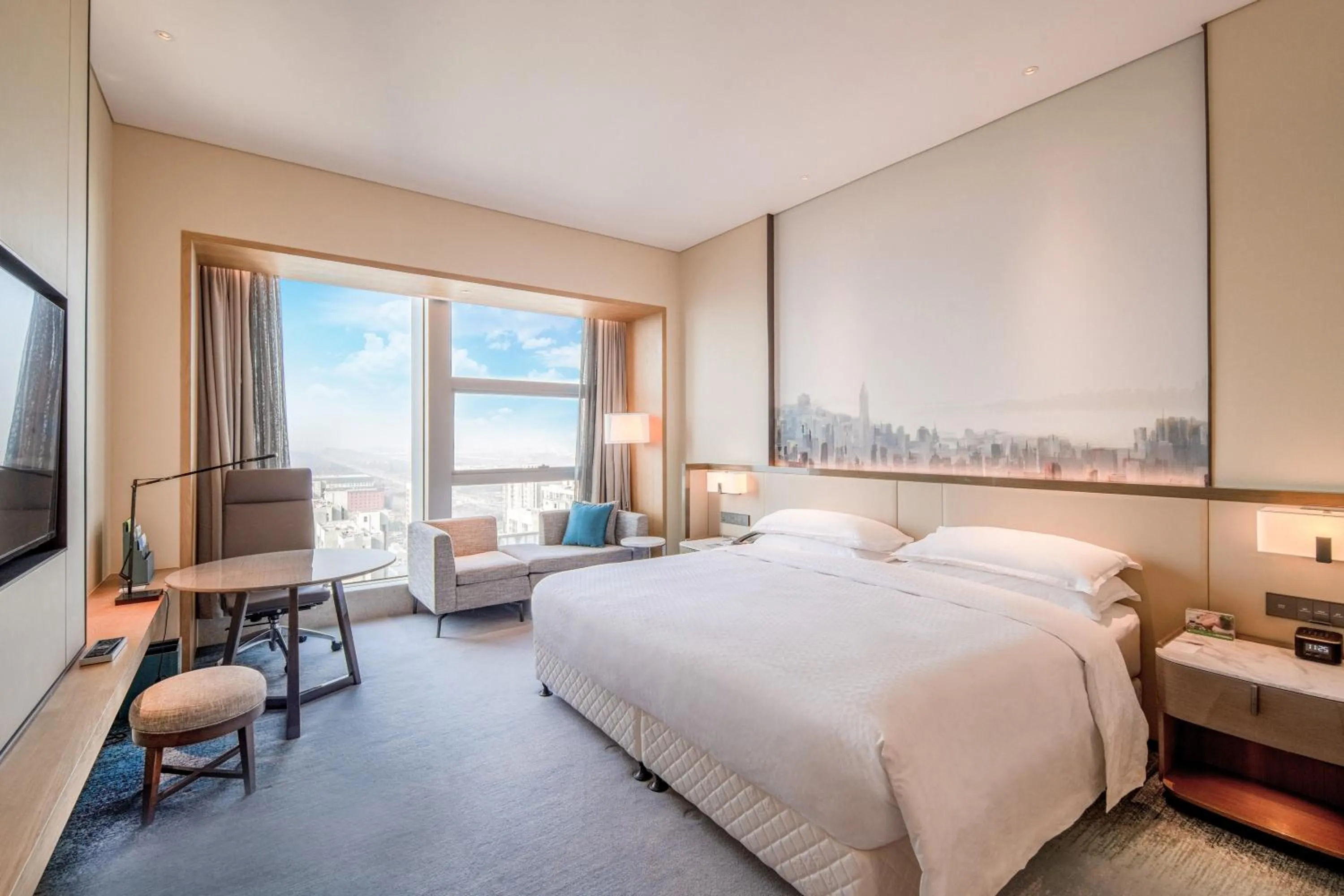 Photo of the whole room, Bed in Four Points by Sheraton Wuhan, Jiangxia