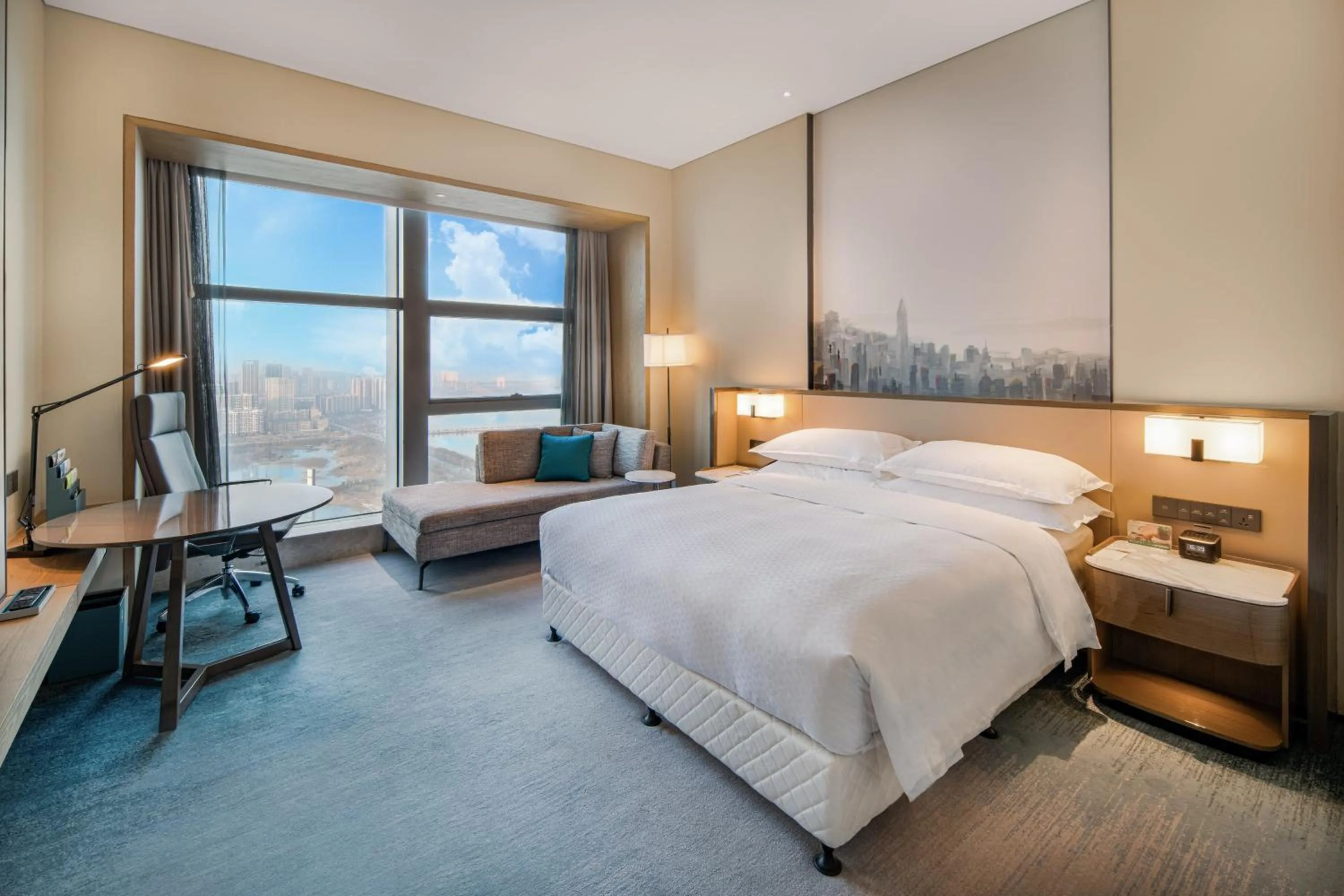 Photo of the whole room, Bed in Four Points by Sheraton Wuhan, Jiangxia