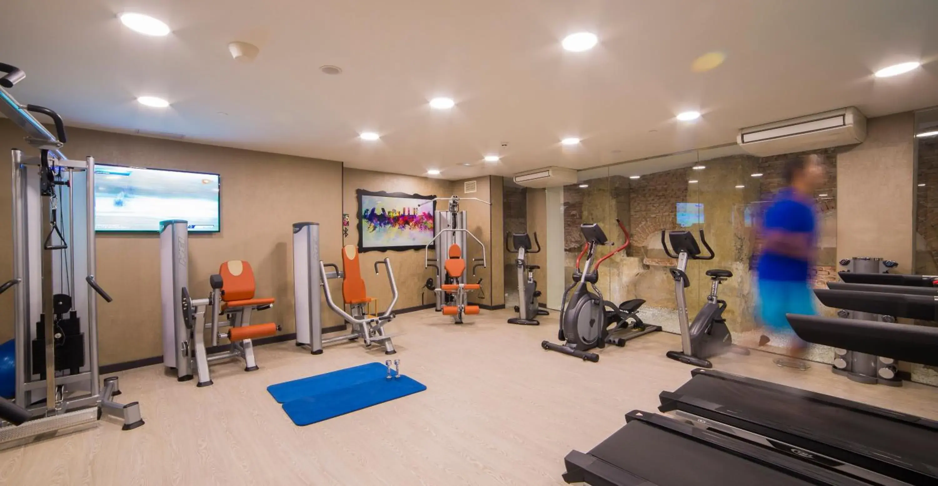 Fitness centre/facilities in Hotel Indigo Madrid - Gran Vía by IHG Fitness centre/facilities in Hotel Indigo Madrid - Gran Vía by IHG
