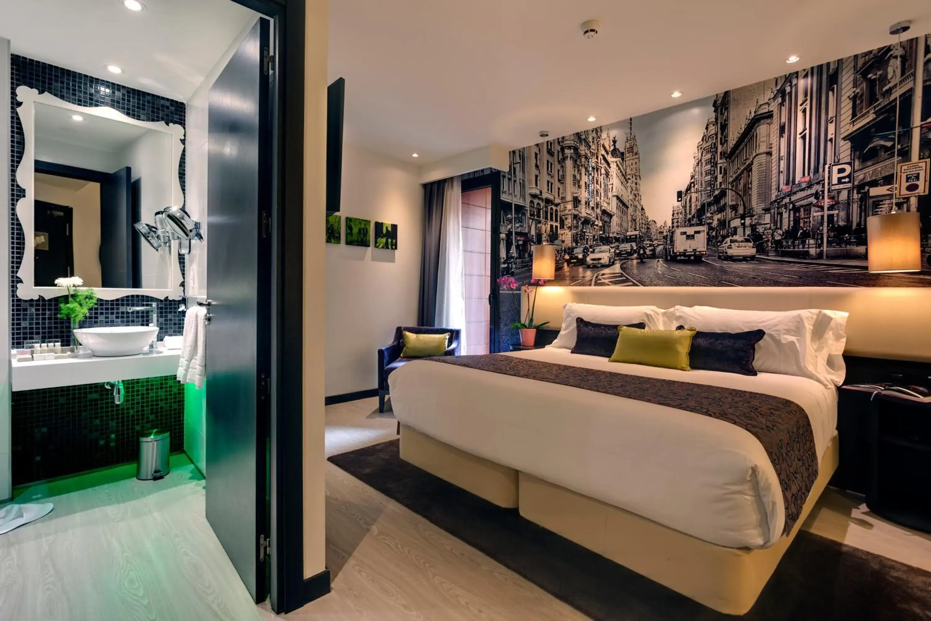 Standard King Room - Disability Access in Hotel Indigo Madrid - Gran Vía by IHG Standard King Room - Disability Access in Hotel Indigo Madrid - Gran Vía by IHG