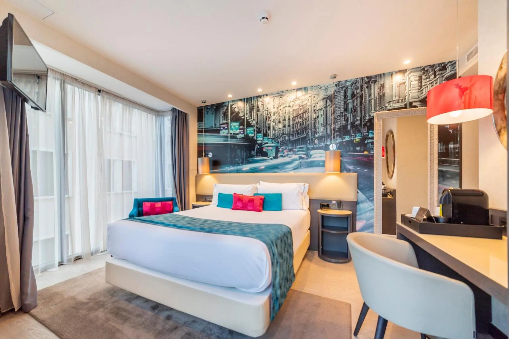 Photo of the whole room, Bed in Hotel Indigo Madrid - Gran Vía by IHG