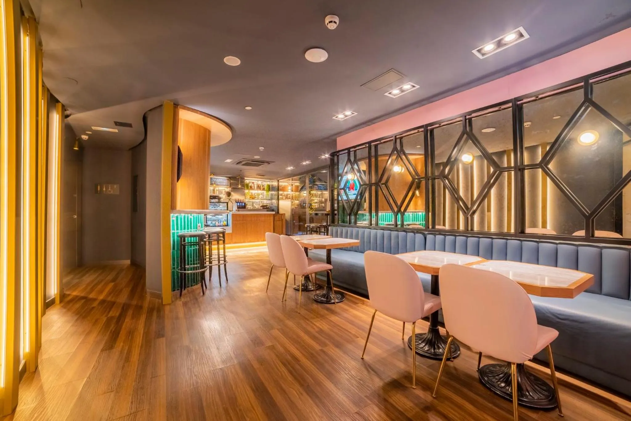 Lounge or bar in Hotel Indigo Madrid - Gran Vía by IHG