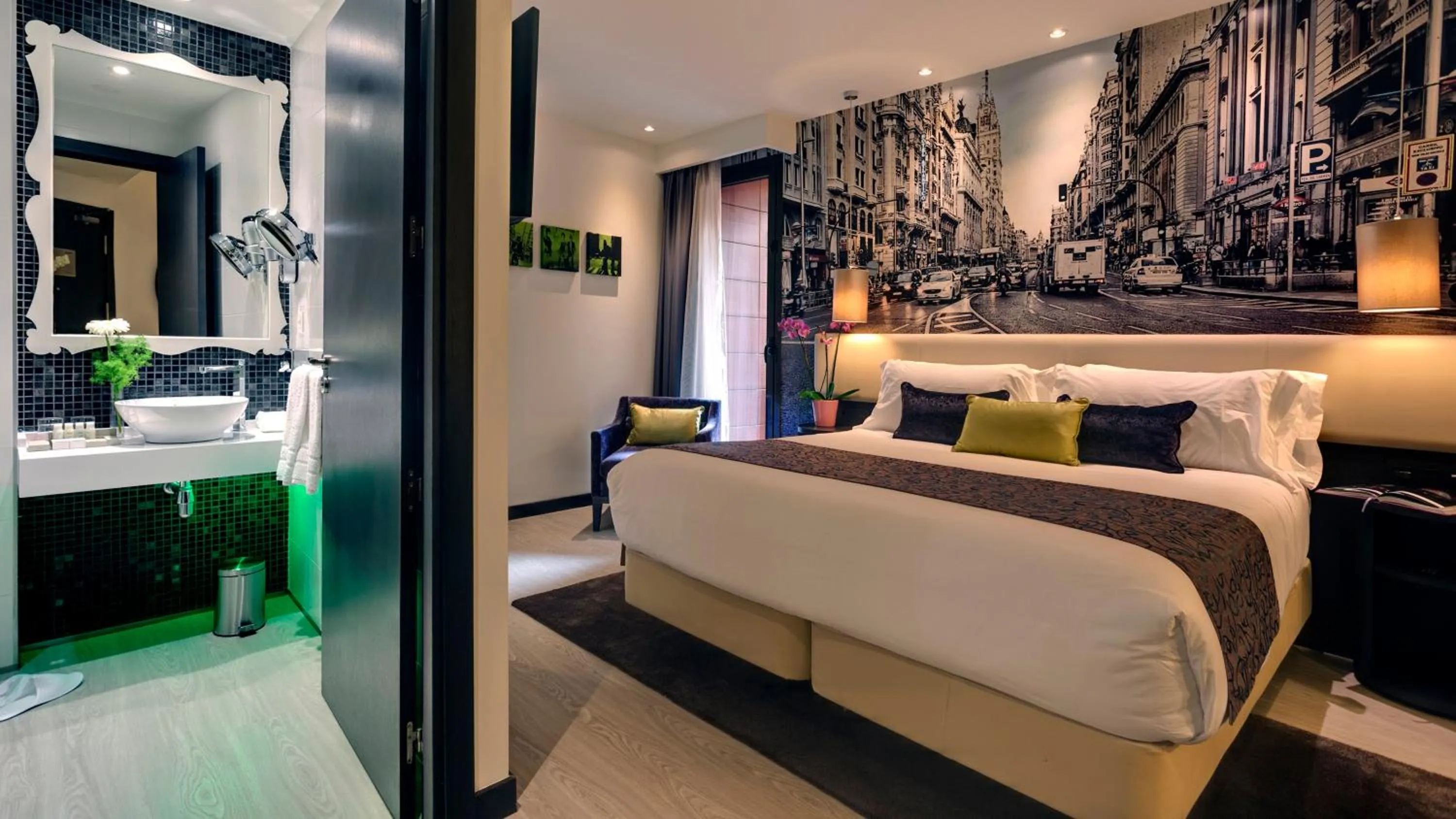 Photo of the whole room, Bed in Hotel Indigo Madrid - Gran Vía by IHG