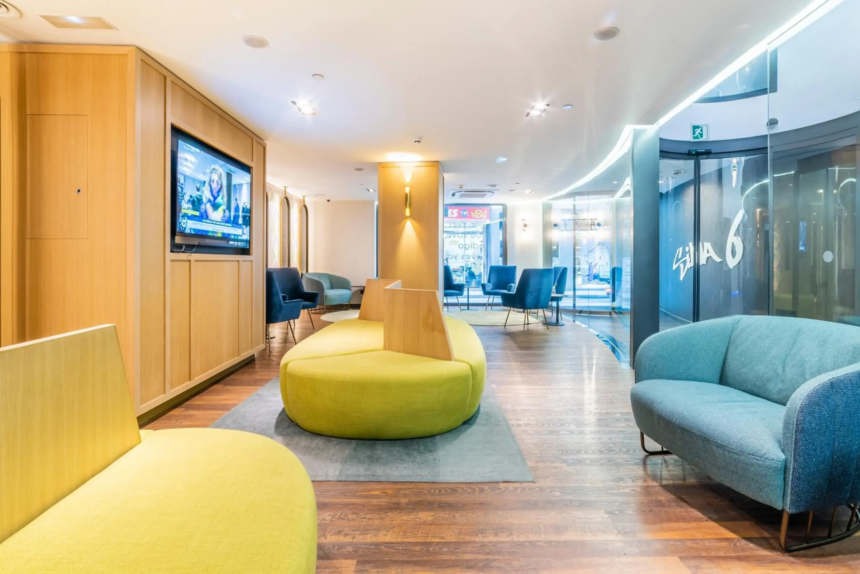 Lobby or reception in Hotel Indigo Madrid - Gran Vía by IHG Lobby or reception in Hotel Indigo Madrid - Gran Vía by IHG