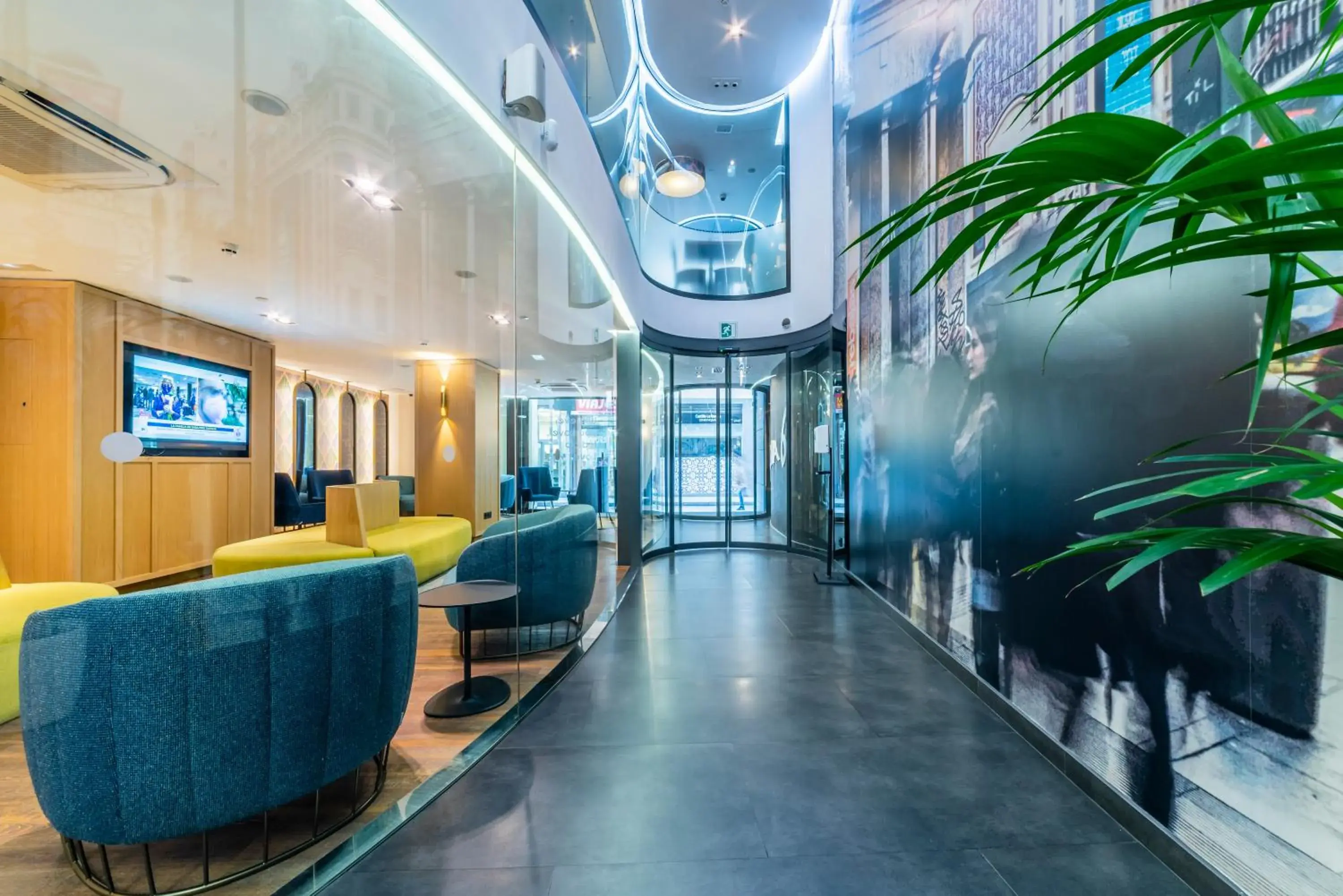 Living room in Hotel Indigo Madrid - Gran Vía by IHG Living room in Hotel Indigo Madrid - Gran Vía by IHG