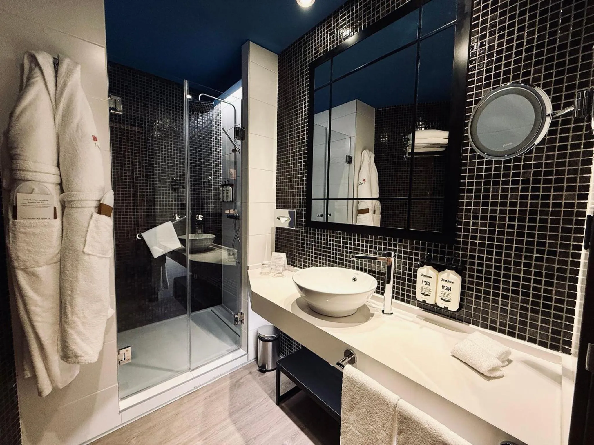 Photo of the whole room in Hotel Indigo Madrid - Gran Vía by IHG