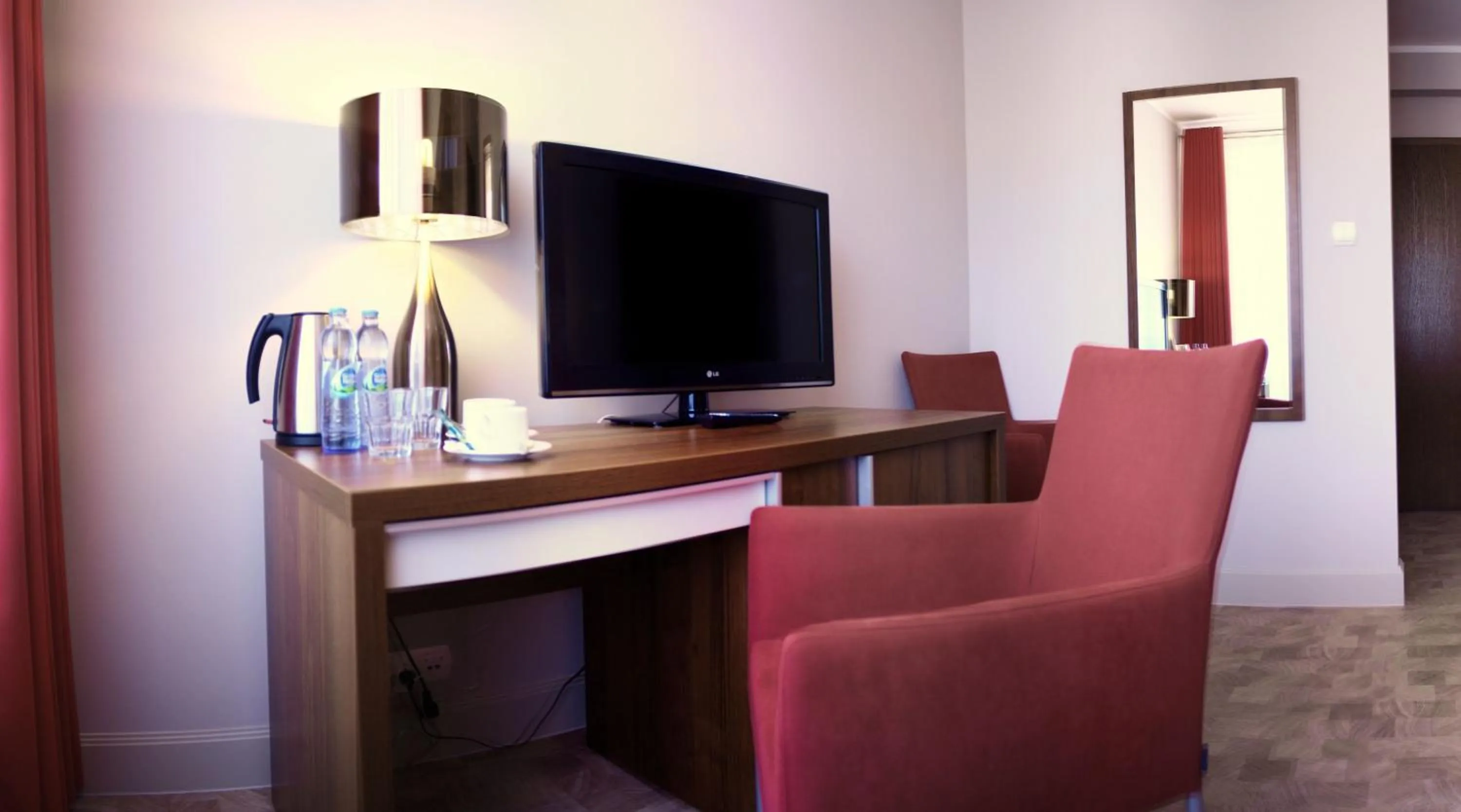 TV and multimedia in Apartamenty Mesa Grill Restaurant Cafe