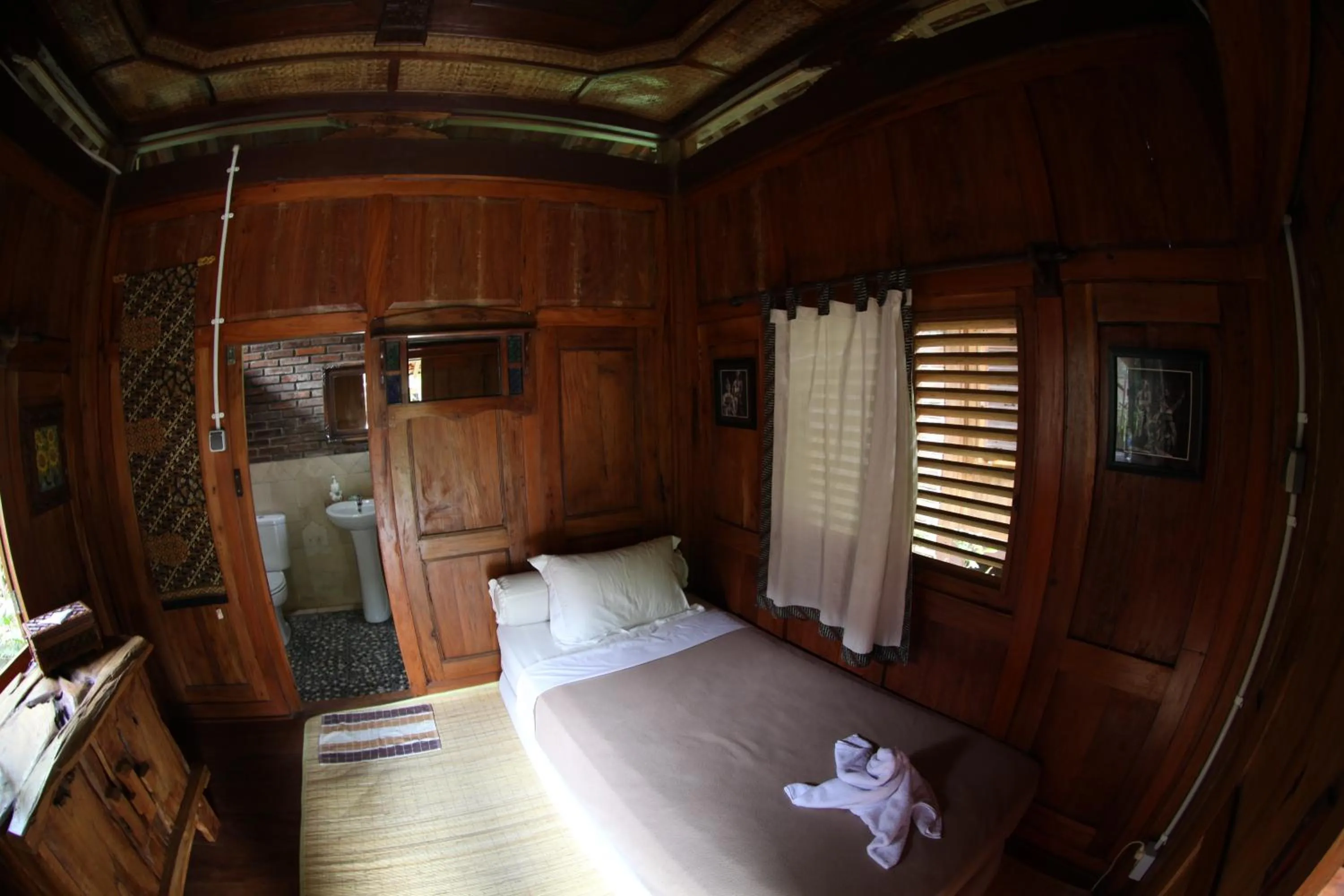 Photo of the whole room, Bed in Omah Garengpoeng Guest House