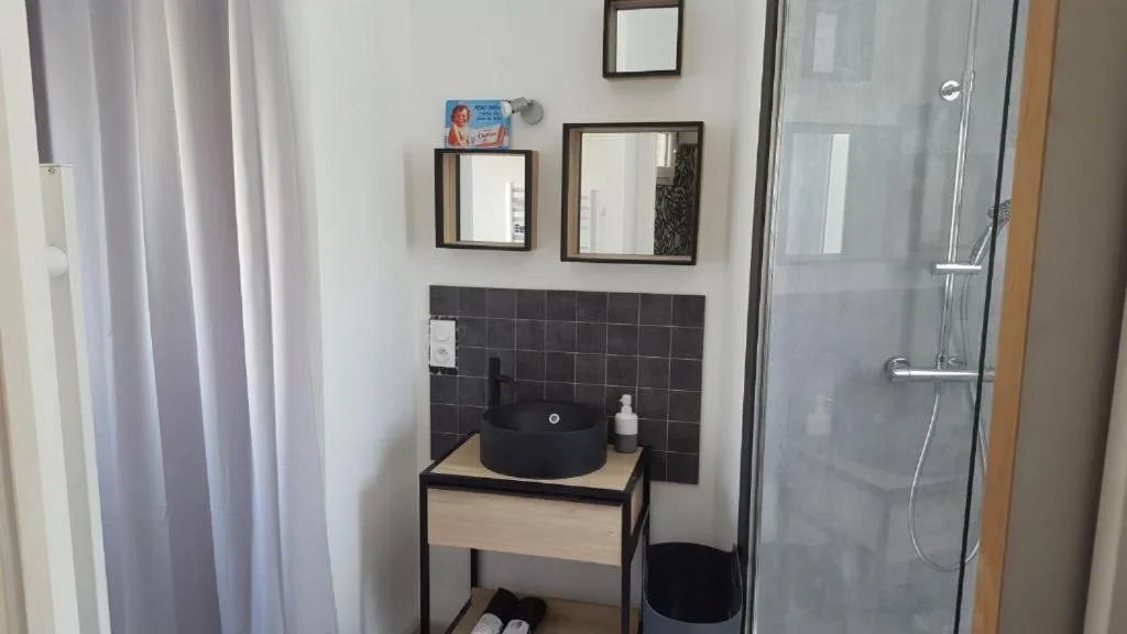 Bathroom in La Roseraie