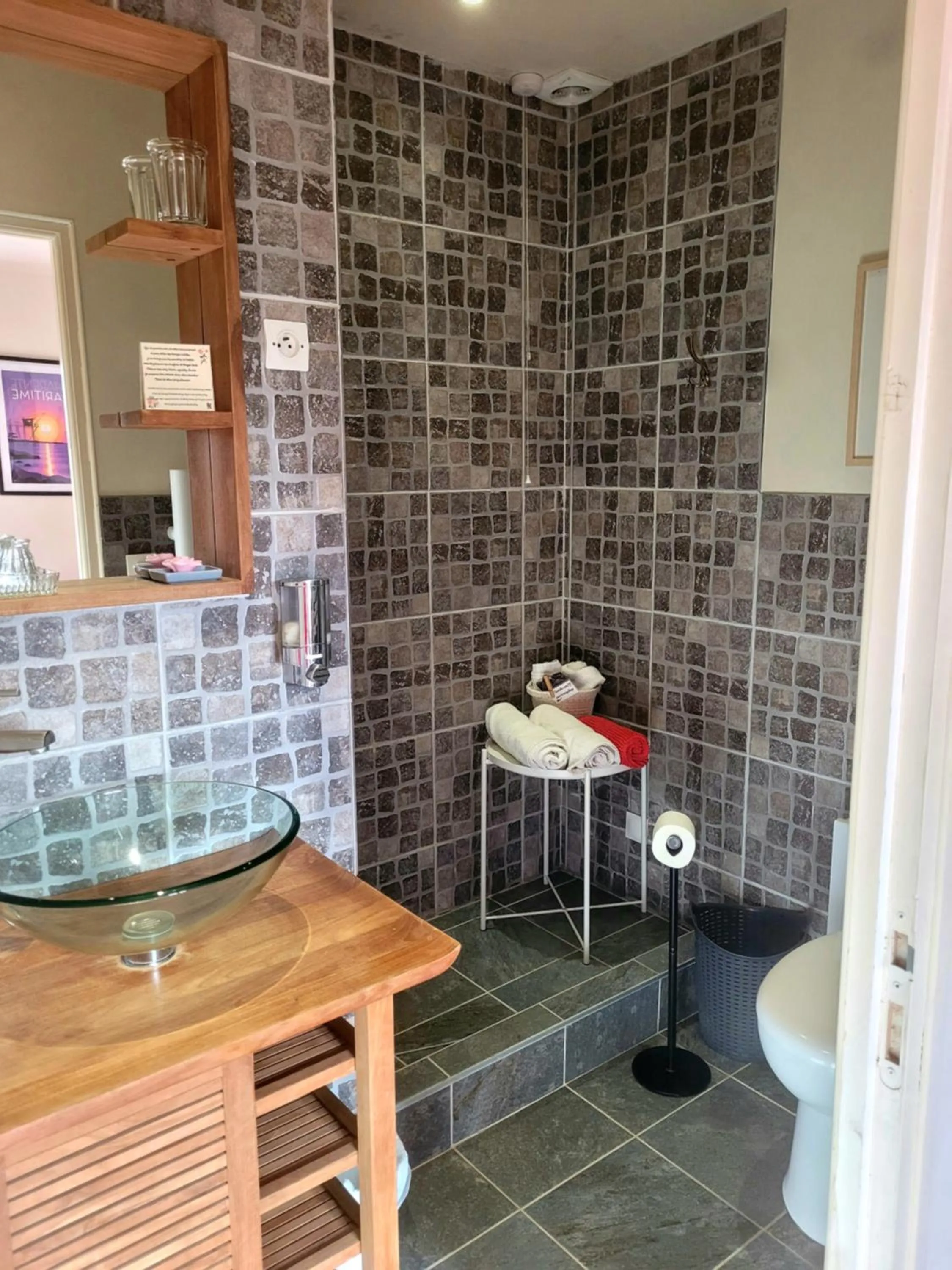 Shower in La Roseraie