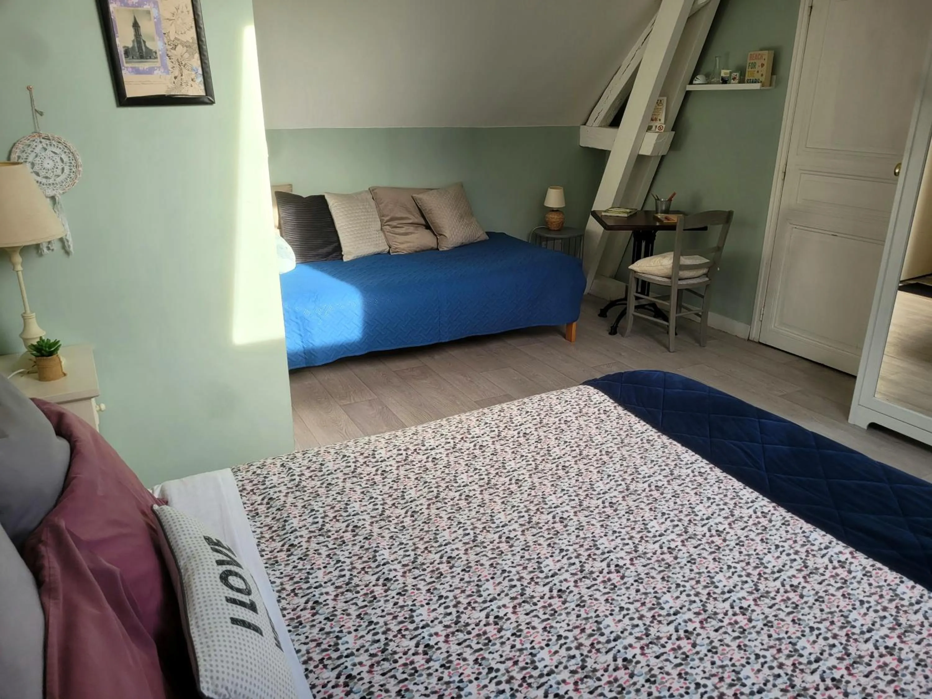 Property building, Bed in La Roseraie