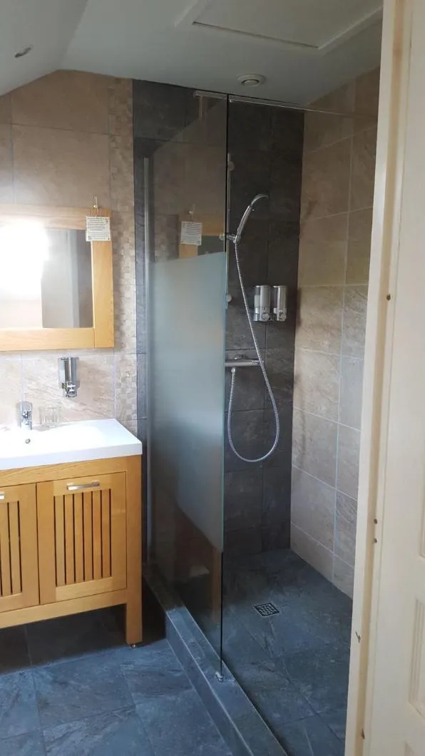 Shower in La Roseraie