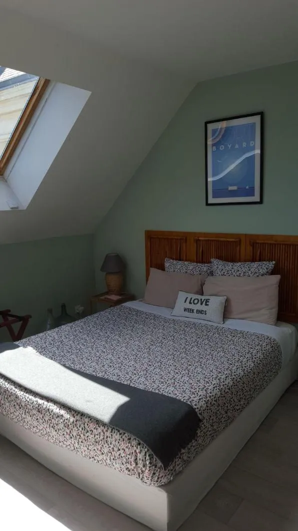 Property building, Bed in La Roseraie