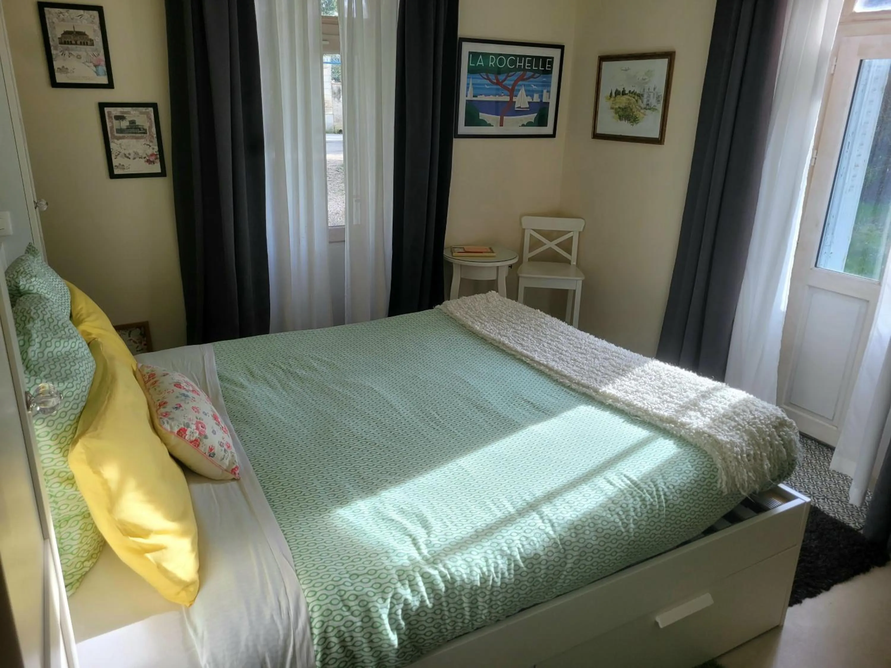 Property building, Bed in La Roseraie