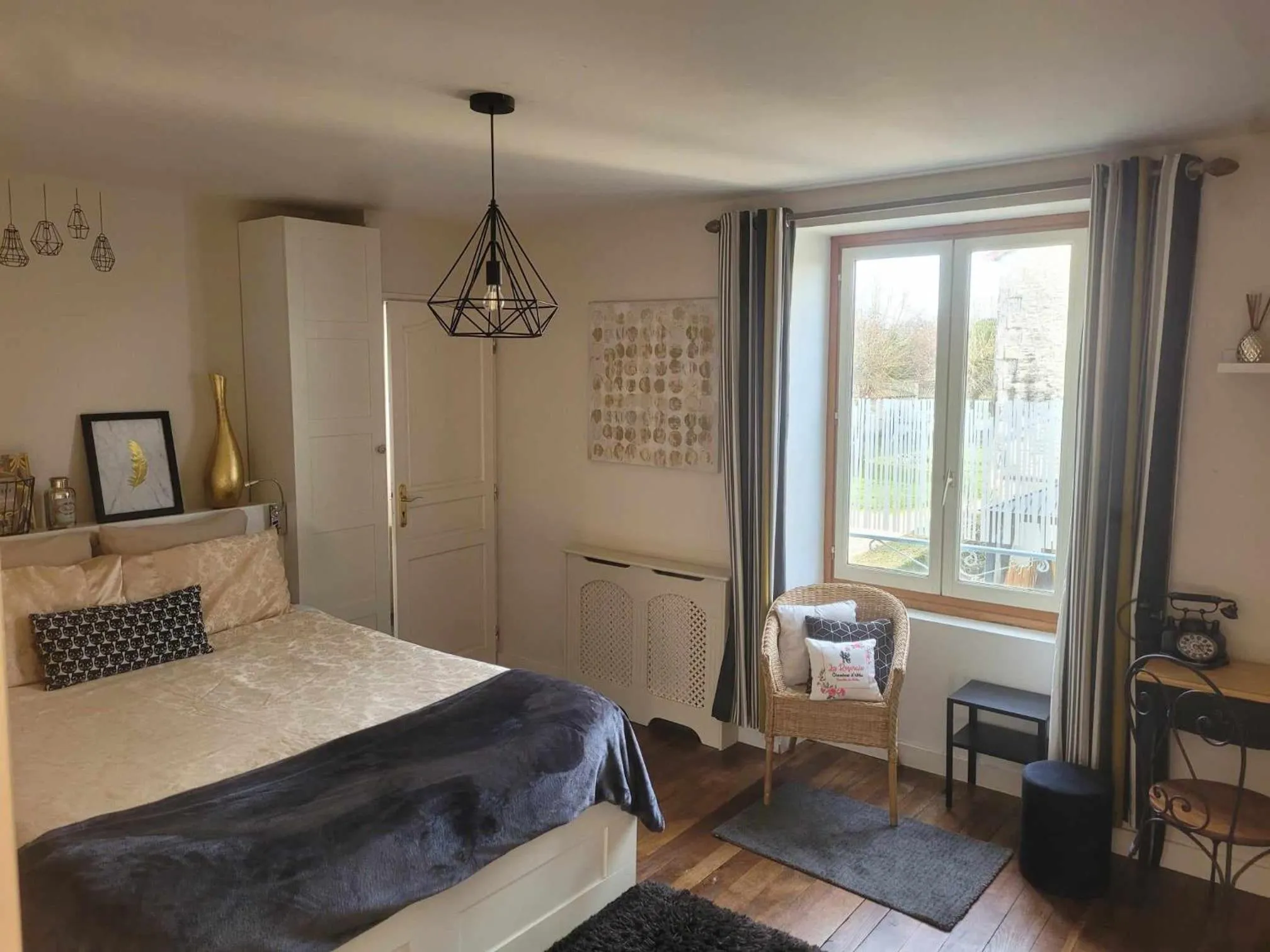 Photo of the whole room, Bed in La Roseraie