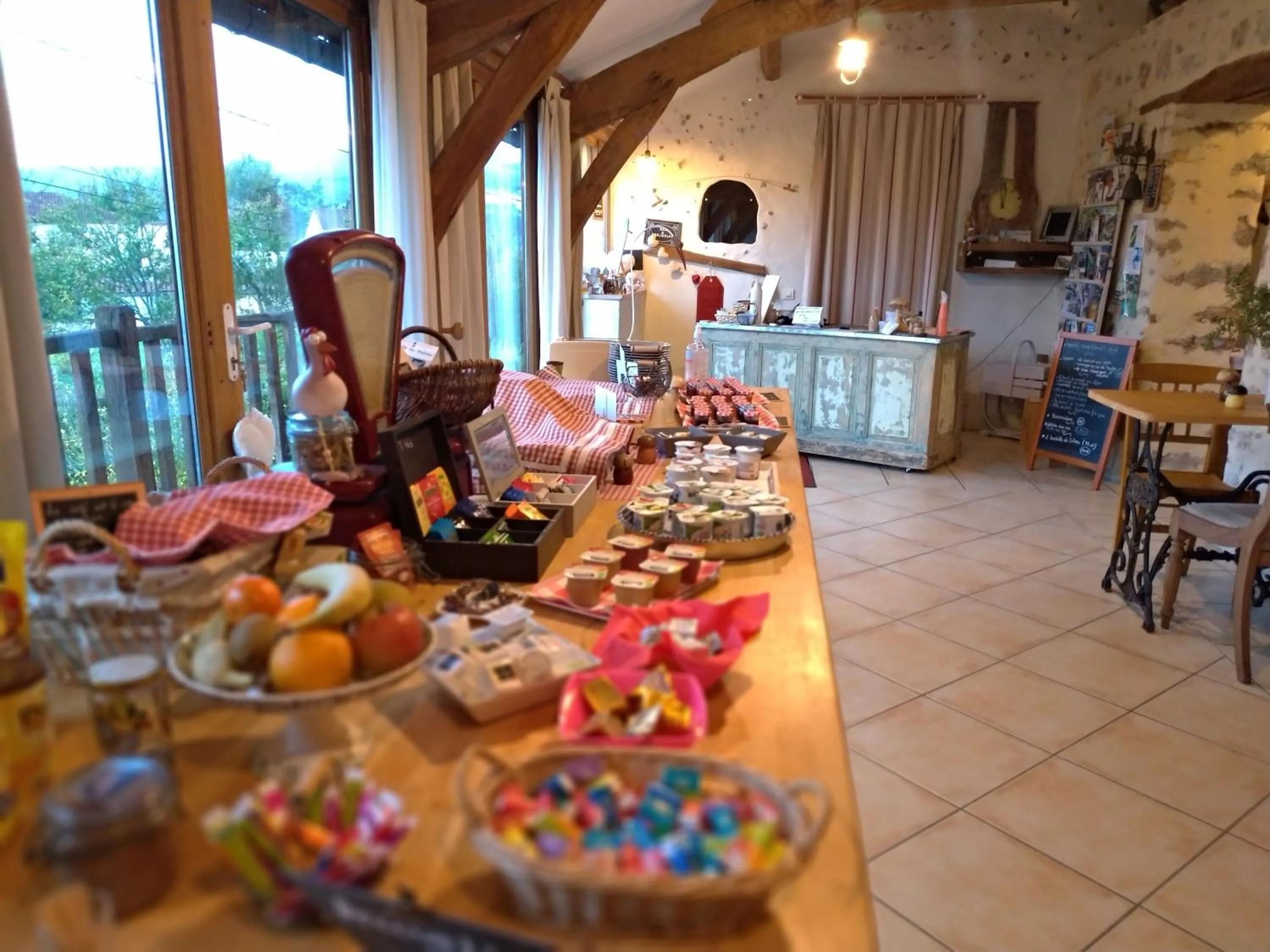 Buffet breakfast in Chambres d'hôtes La Combe de Redoles