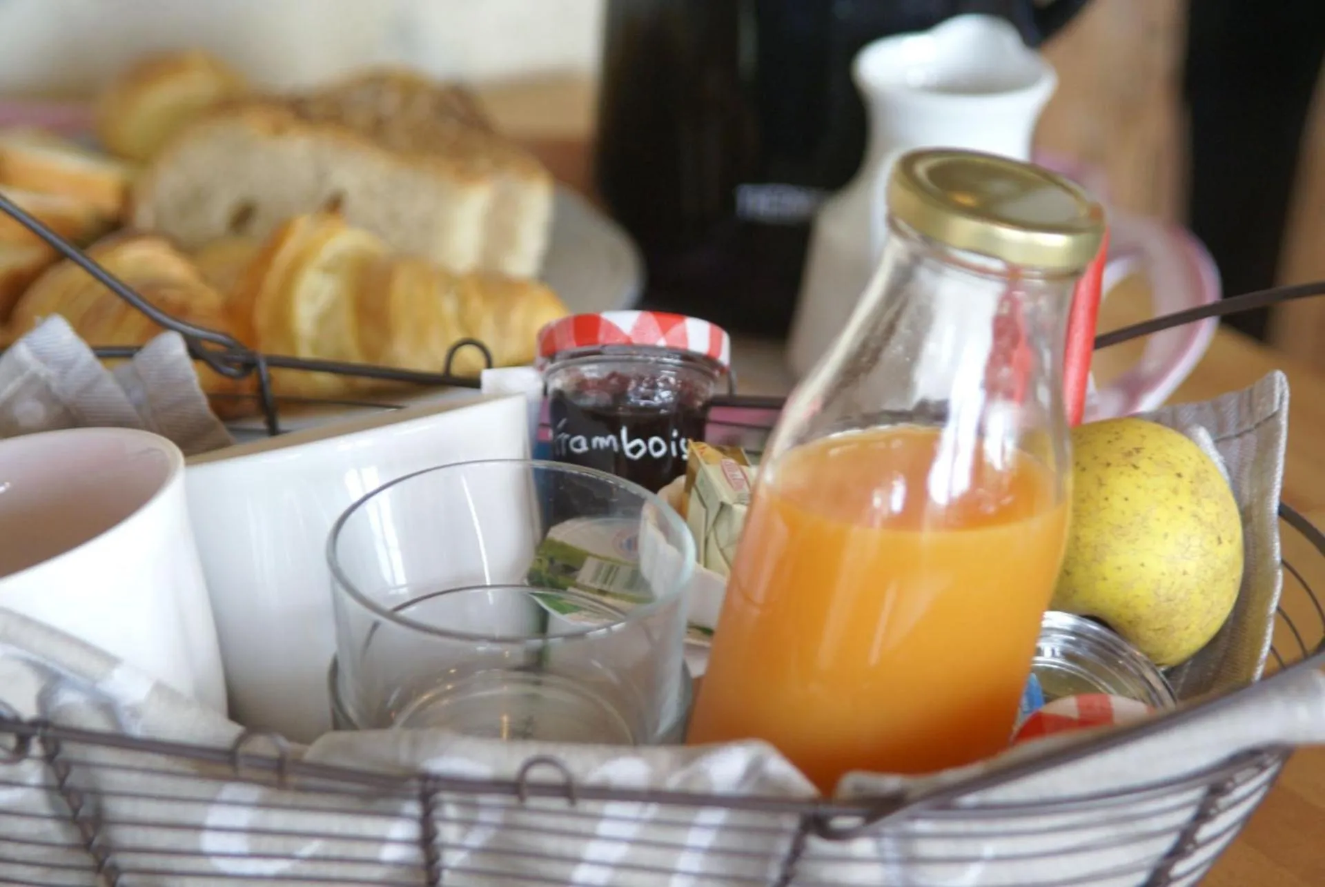 Continental breakfast in Chambres d'hôtes La Combe de Redoles