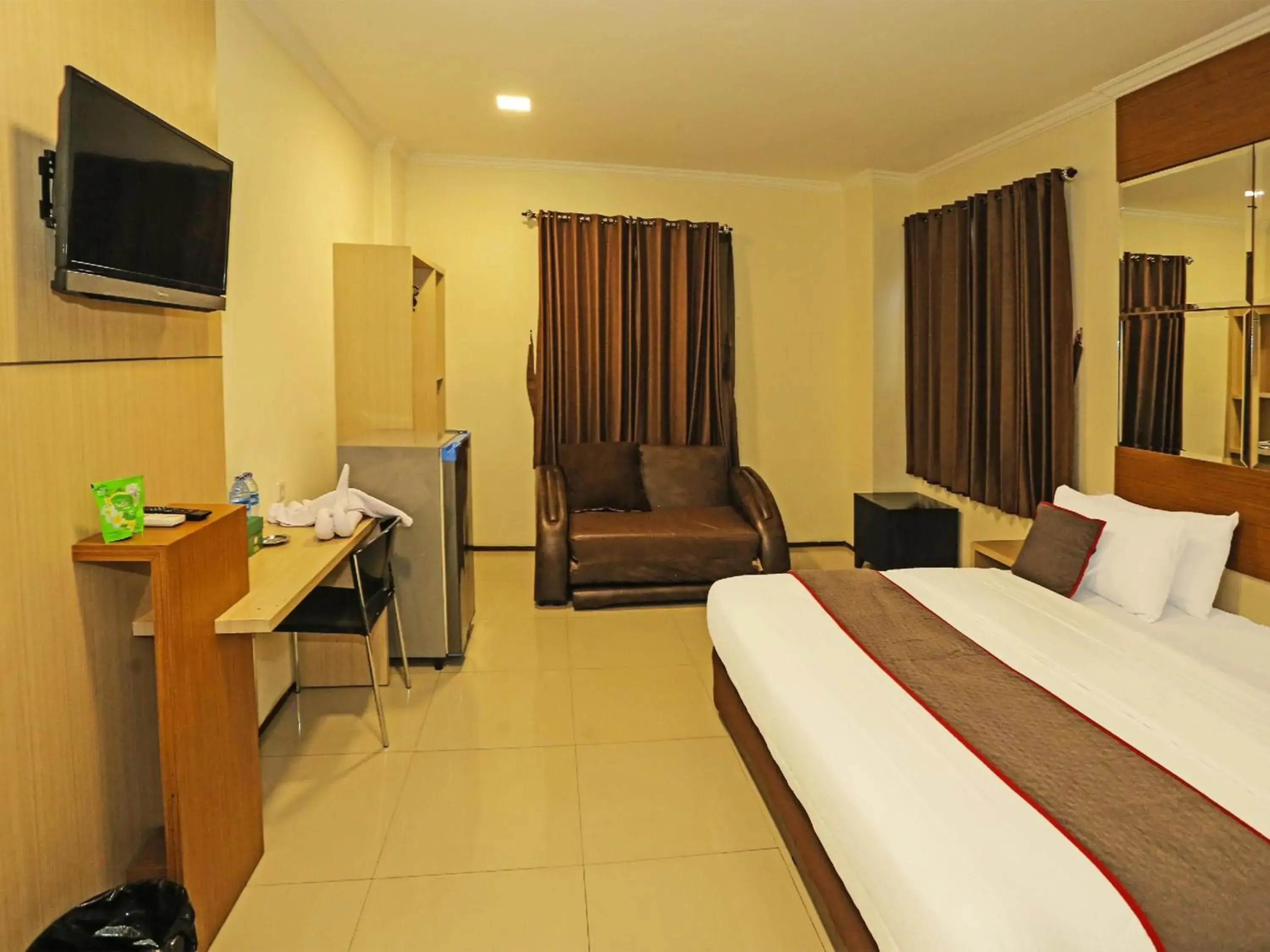 Photo of the whole room, Bed in Super OYO Townhouse OAK Hotel Fiducia Serpong Photo of the whole room, Bed in Super OYO Townhouse OAK Hotel Fiducia Serpong