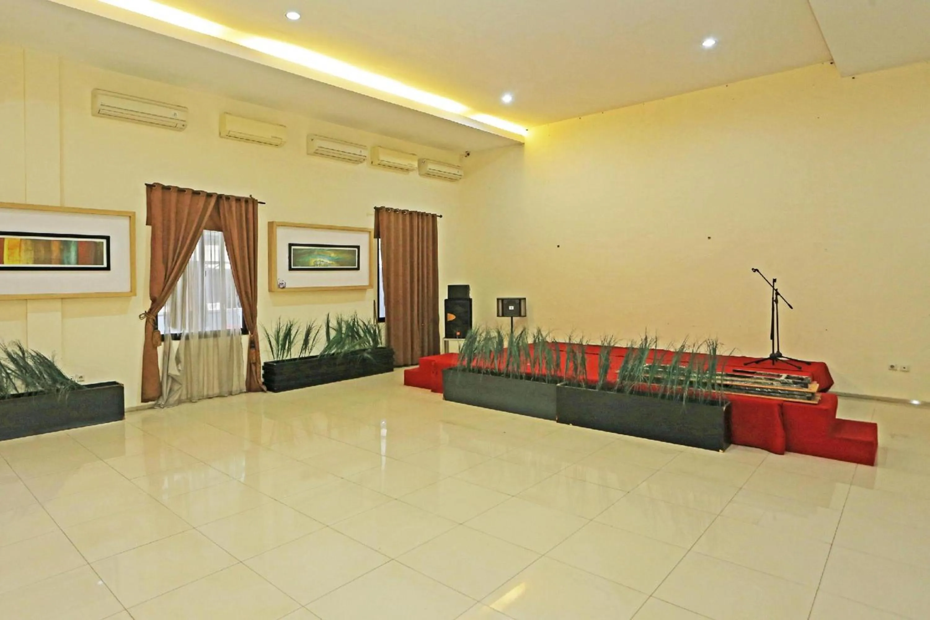 Banquet/Function facilities in Super OYO Townhouse OAK Hotel Fiducia Serpong
