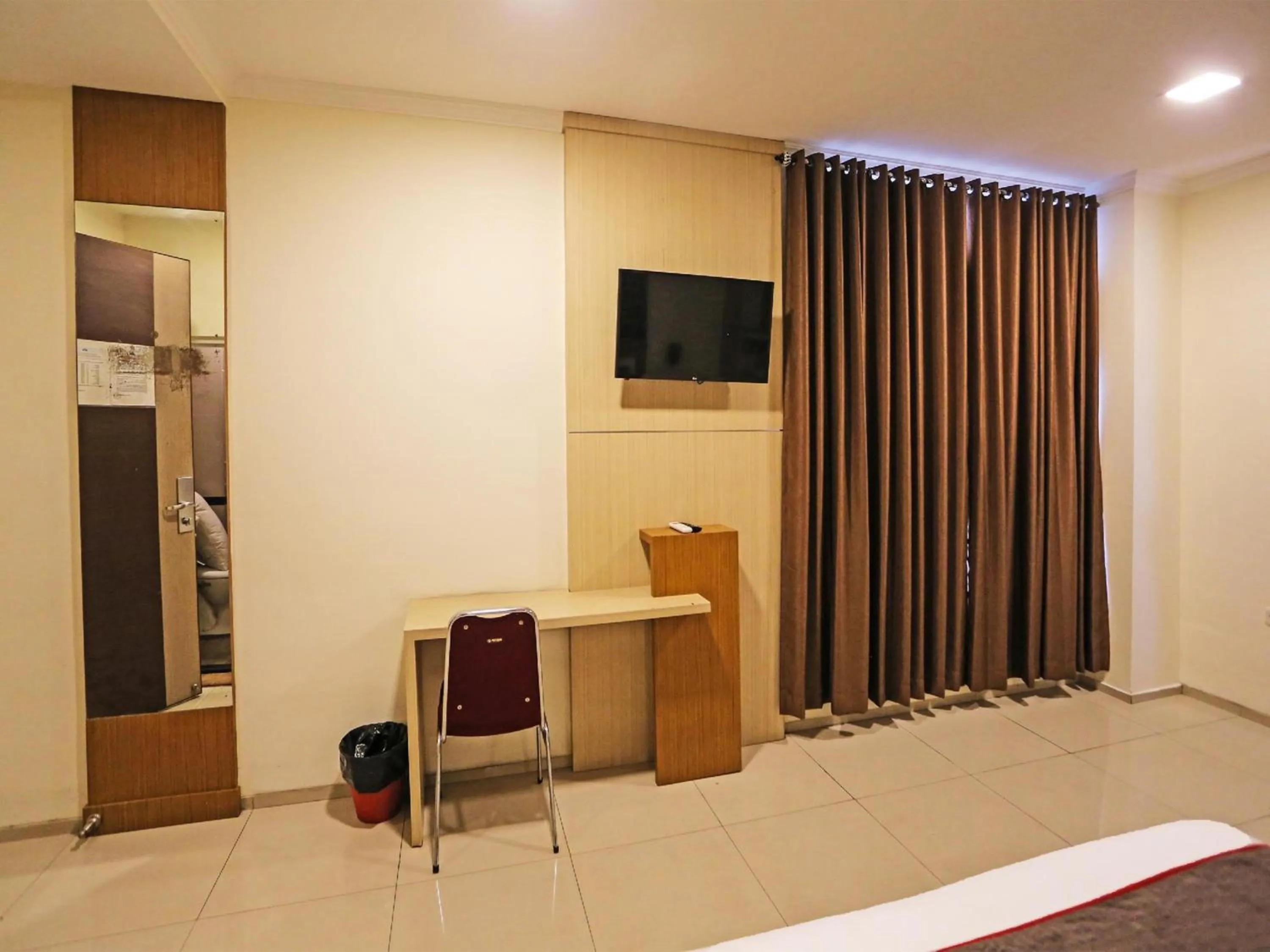 Bedroom in Super OYO Townhouse OAK Hotel Fiducia Serpong