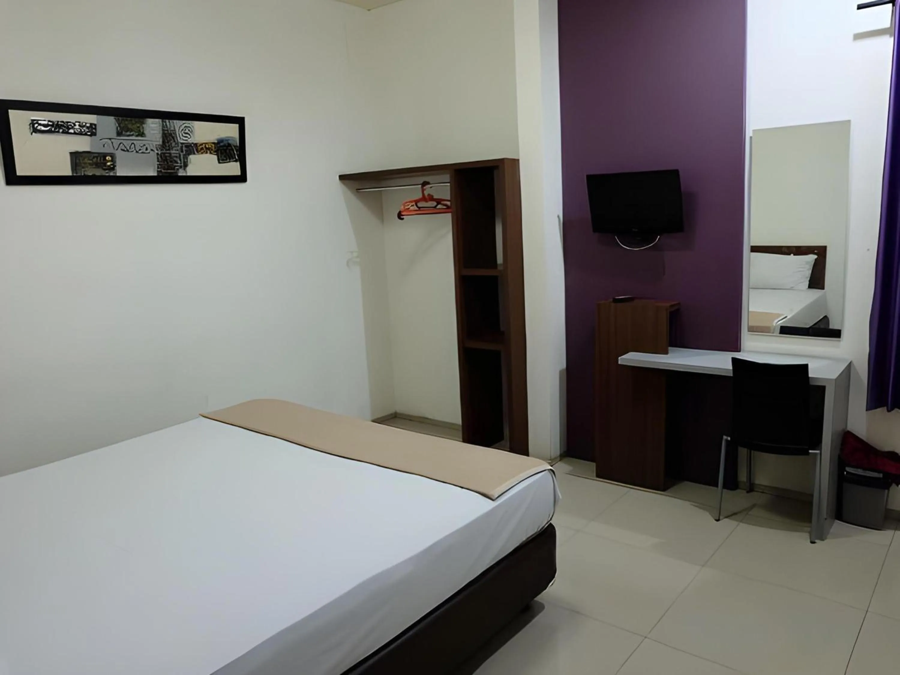 Photo of the whole room, Bed in Super OYO Townhouse OAK Hotel Fiducia Serpong