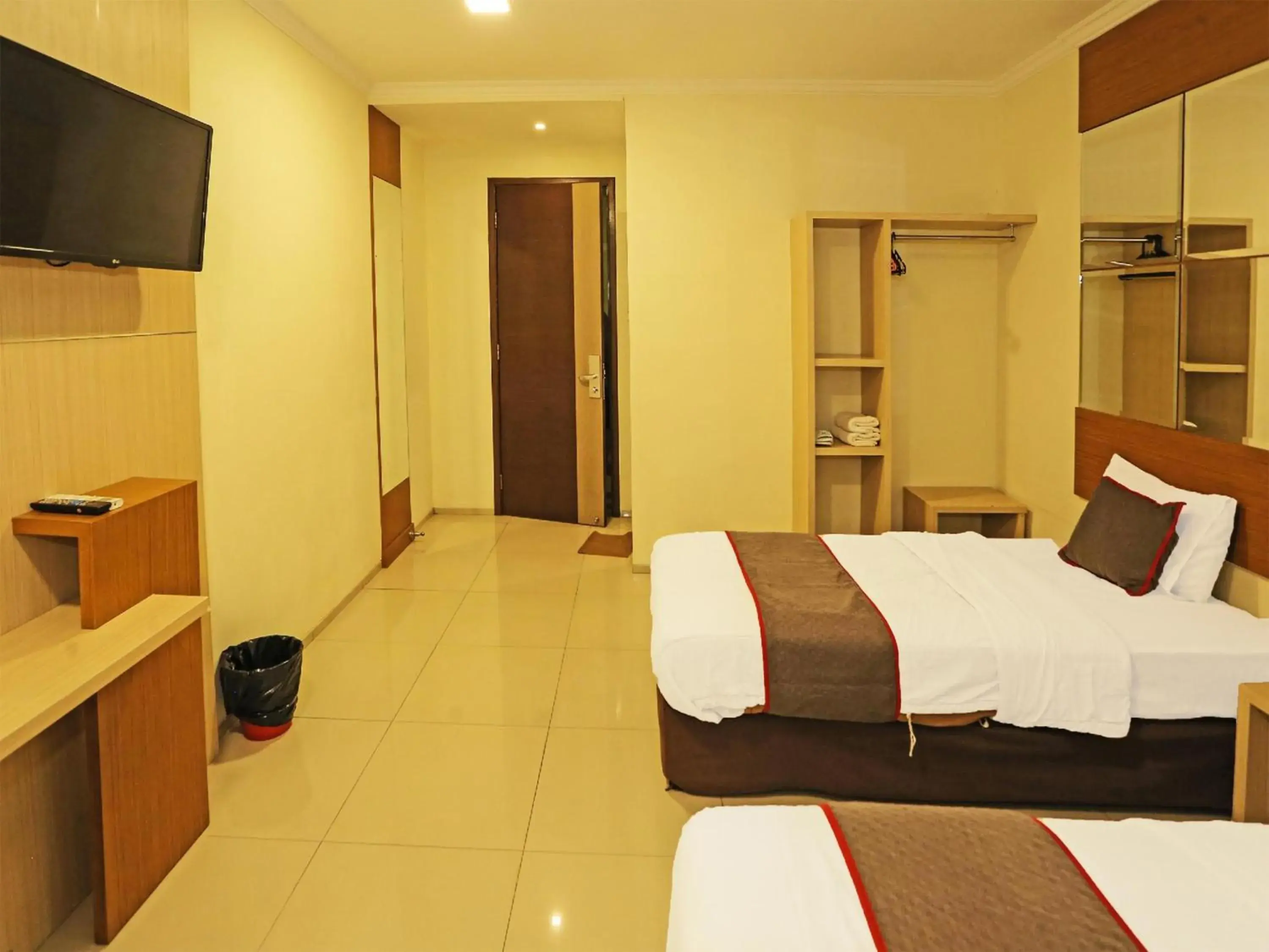 Communal lounge/ TV room, Bed in Super OYO Townhouse OAK Hotel Fiducia Serpong Communal lounge/ TV room, Bed in Super OYO Townhouse OAK Hotel Fiducia Serpong