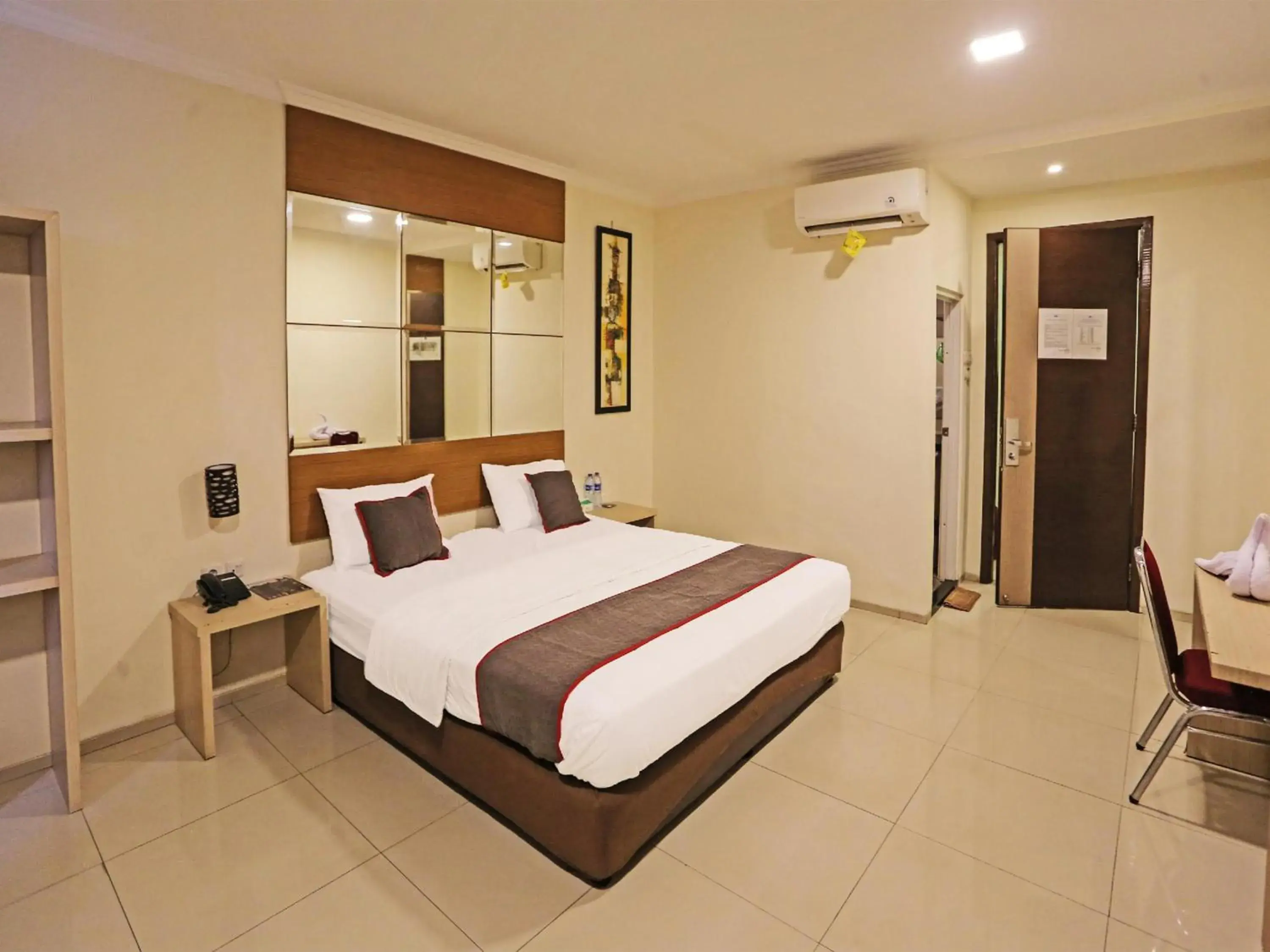 Photo of the whole room, Bed in Super OYO Townhouse OAK Hotel Fiducia Serpong Photo of the whole room, Bed in Super OYO Townhouse OAK Hotel Fiducia Serpong