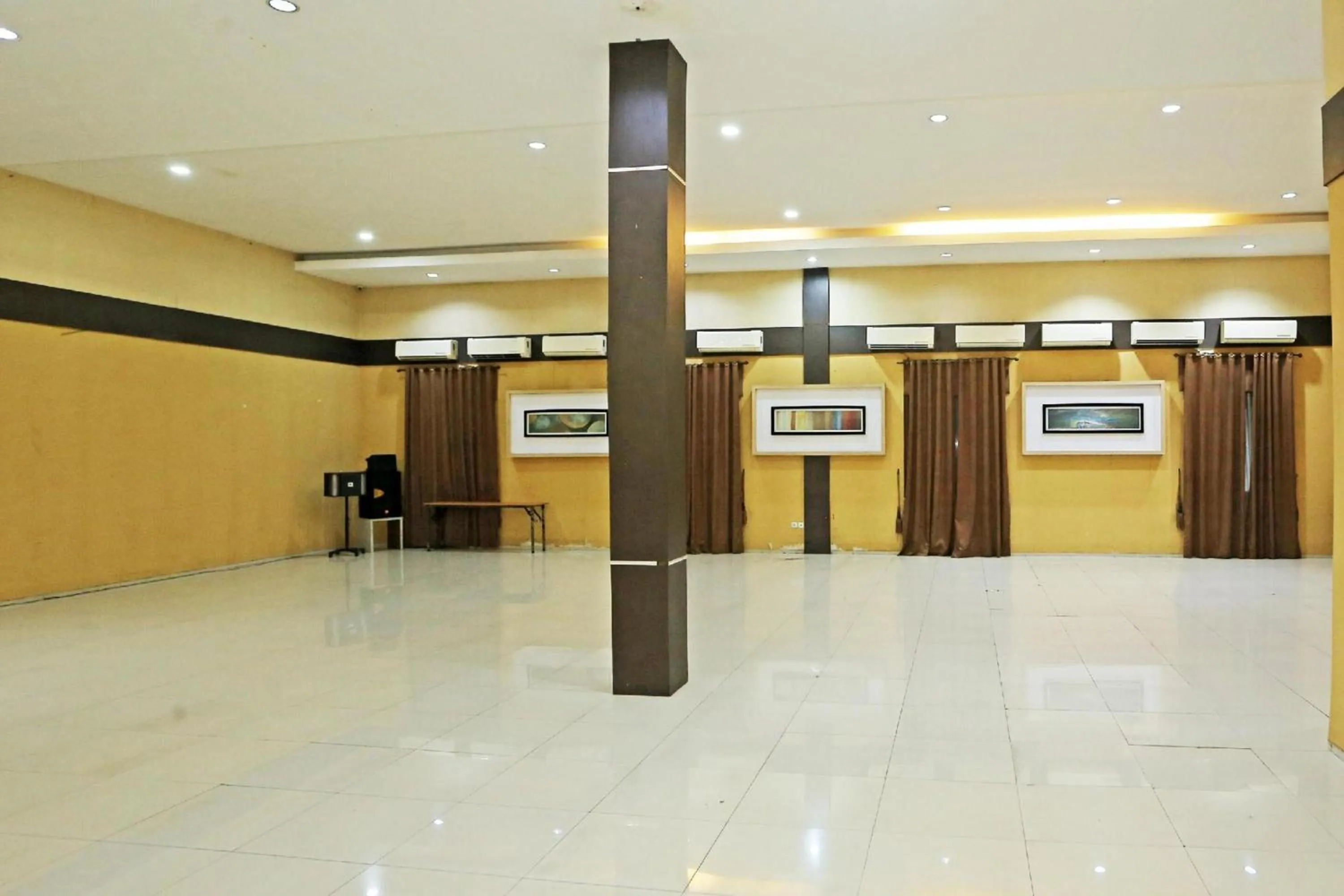 Banquet/Function facilities in Super OYO Townhouse OAK Hotel Fiducia Serpong