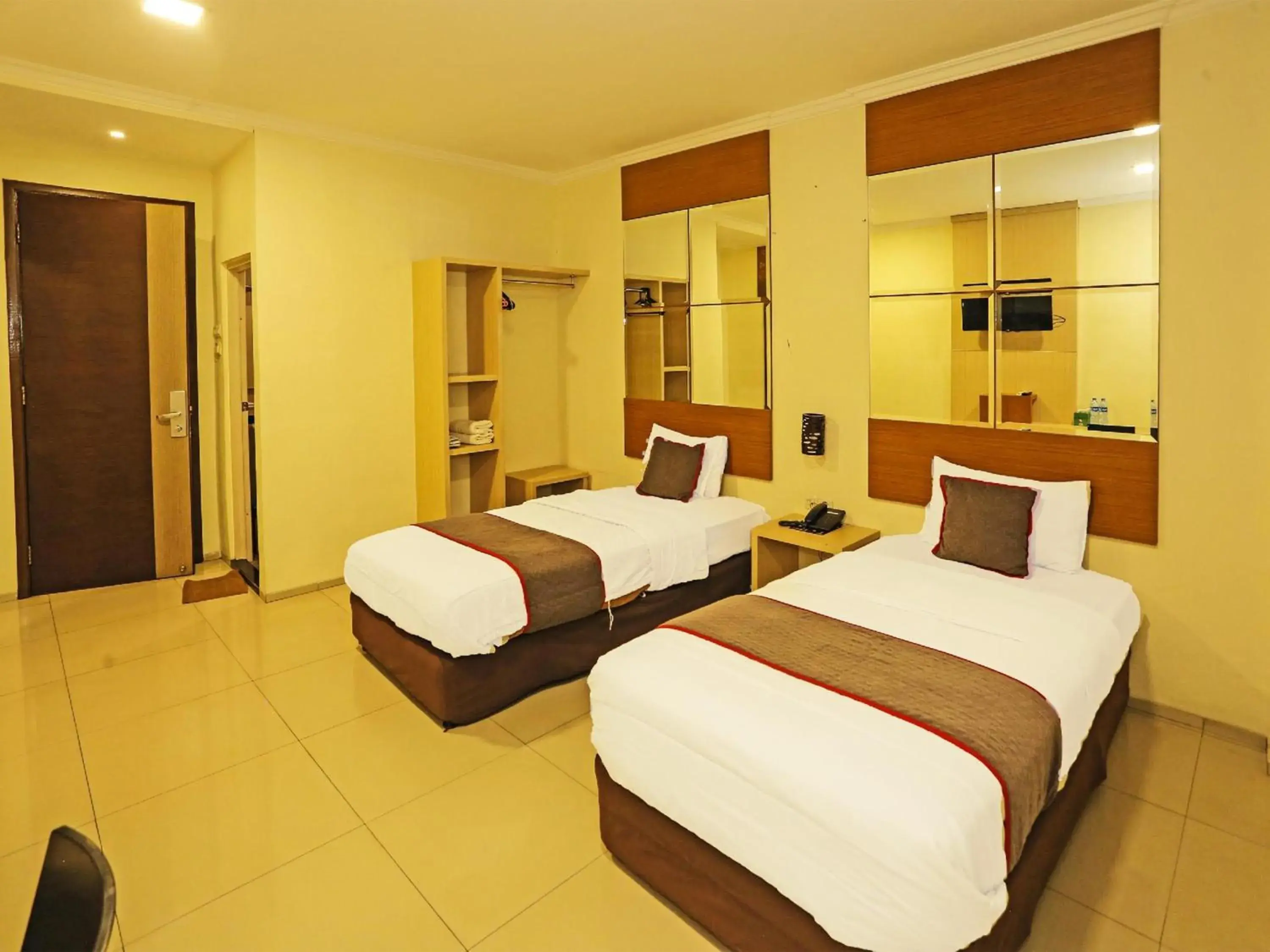 Bedroom, Bed in Super OYO Townhouse OAK Hotel Fiducia Serpong Bedroom, Bed in Super OYO Townhouse OAK Hotel Fiducia Serpong