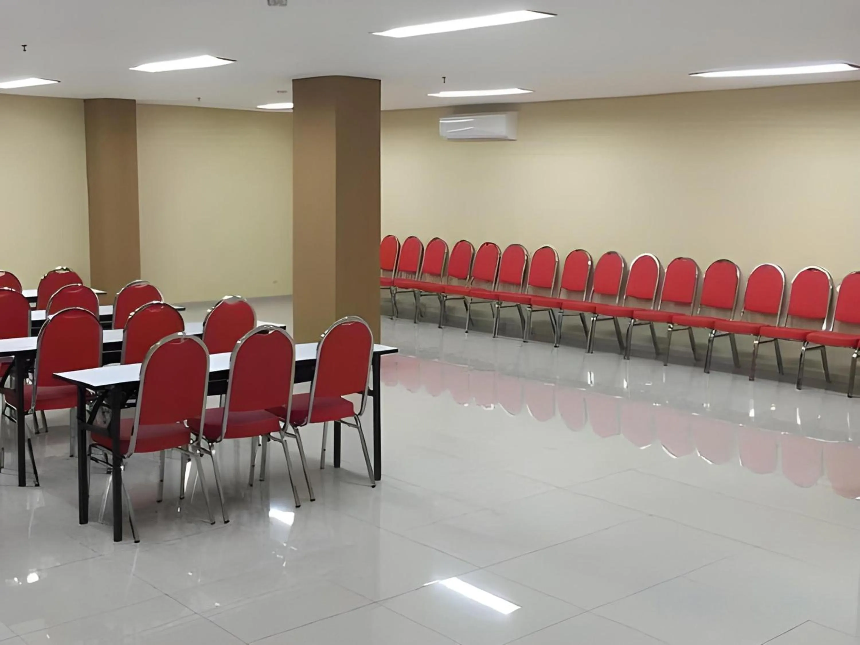 Meeting/conference room in Super OYO Townhouse OAK Hotel Fiducia Serpong
