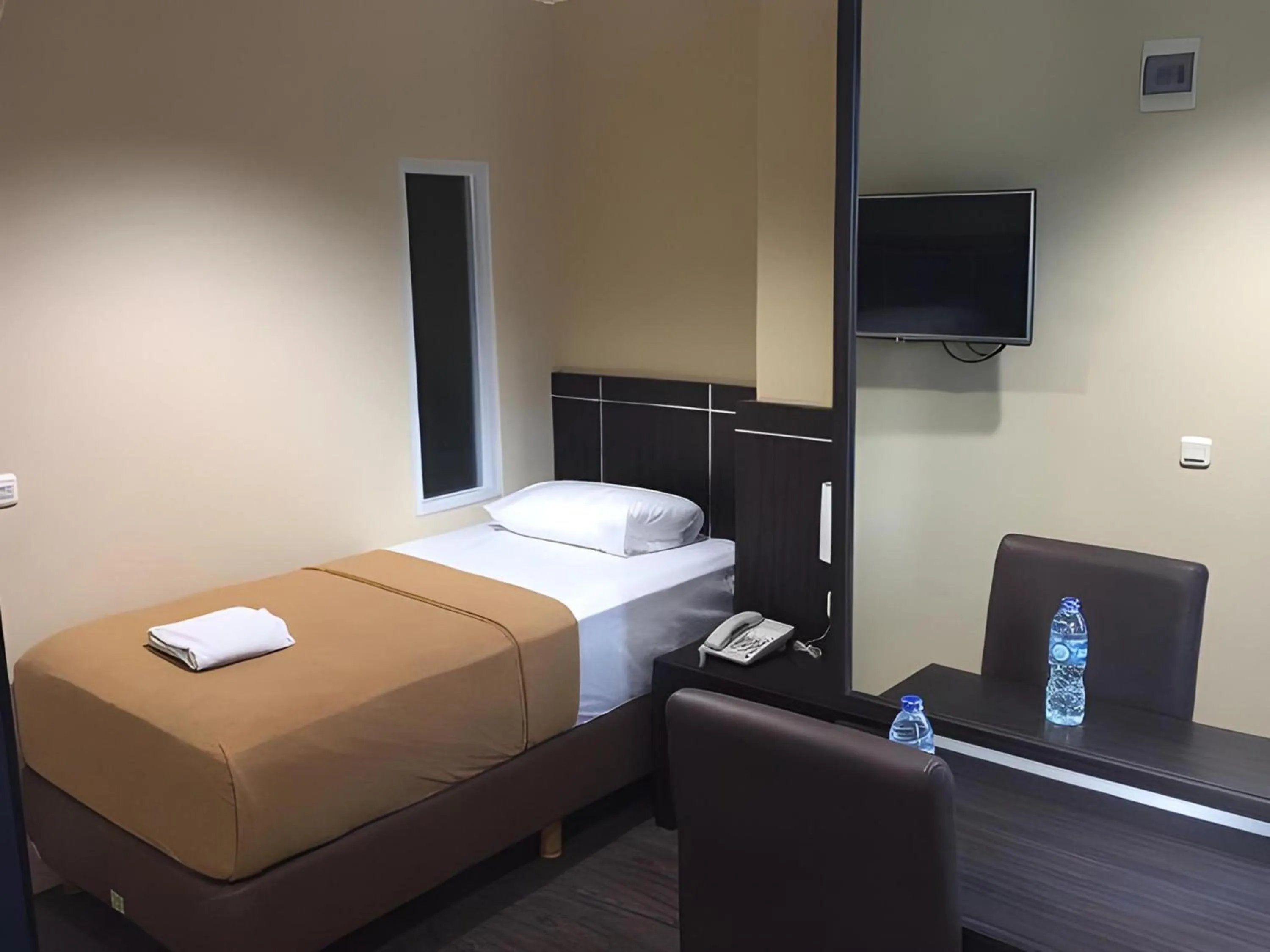 Photo of the whole room, Bed in Super OYO Townhouse OAK Hotel Fiducia Serpong