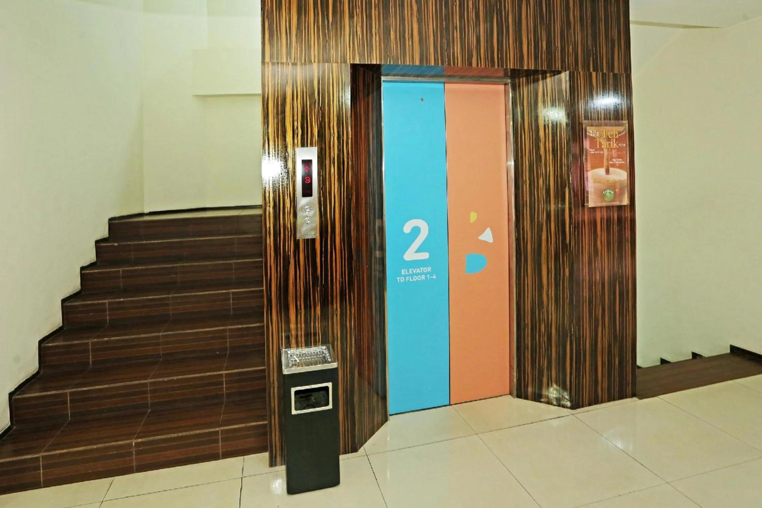 elevator in Super OYO Townhouse OAK Hotel Fiducia Serpong